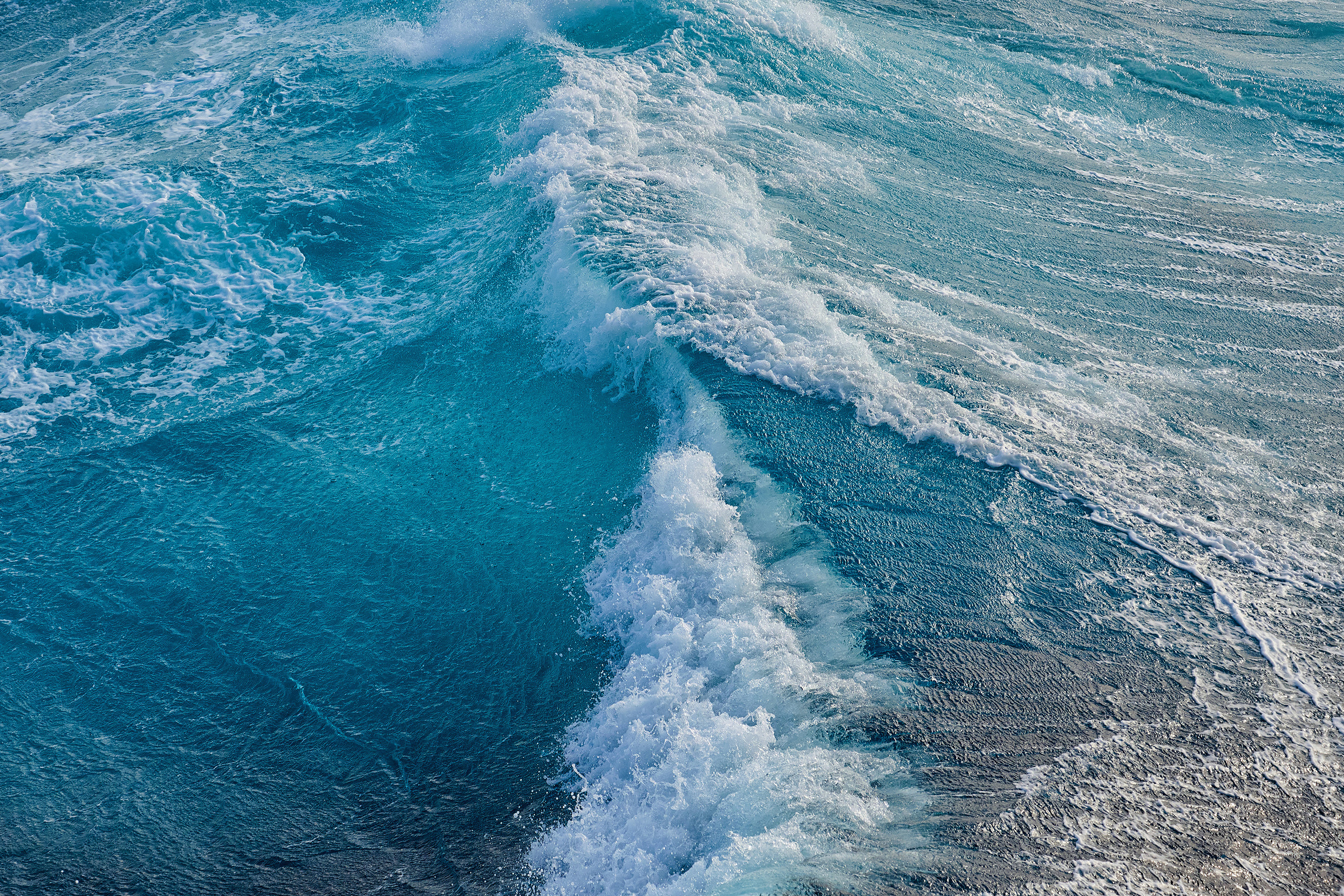 Морская волна с брызгами