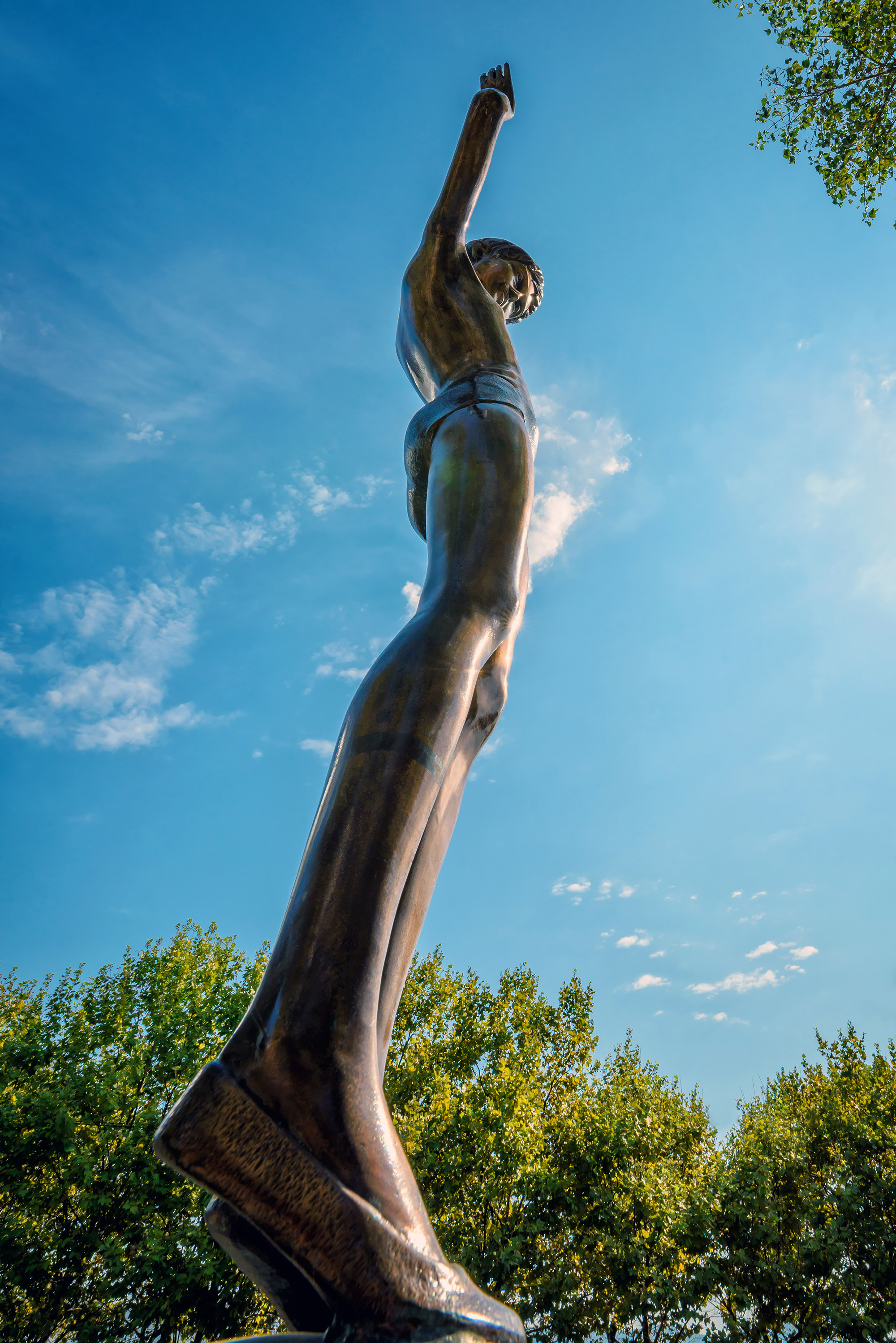 Новороссийск, памятник Девочка на шаре