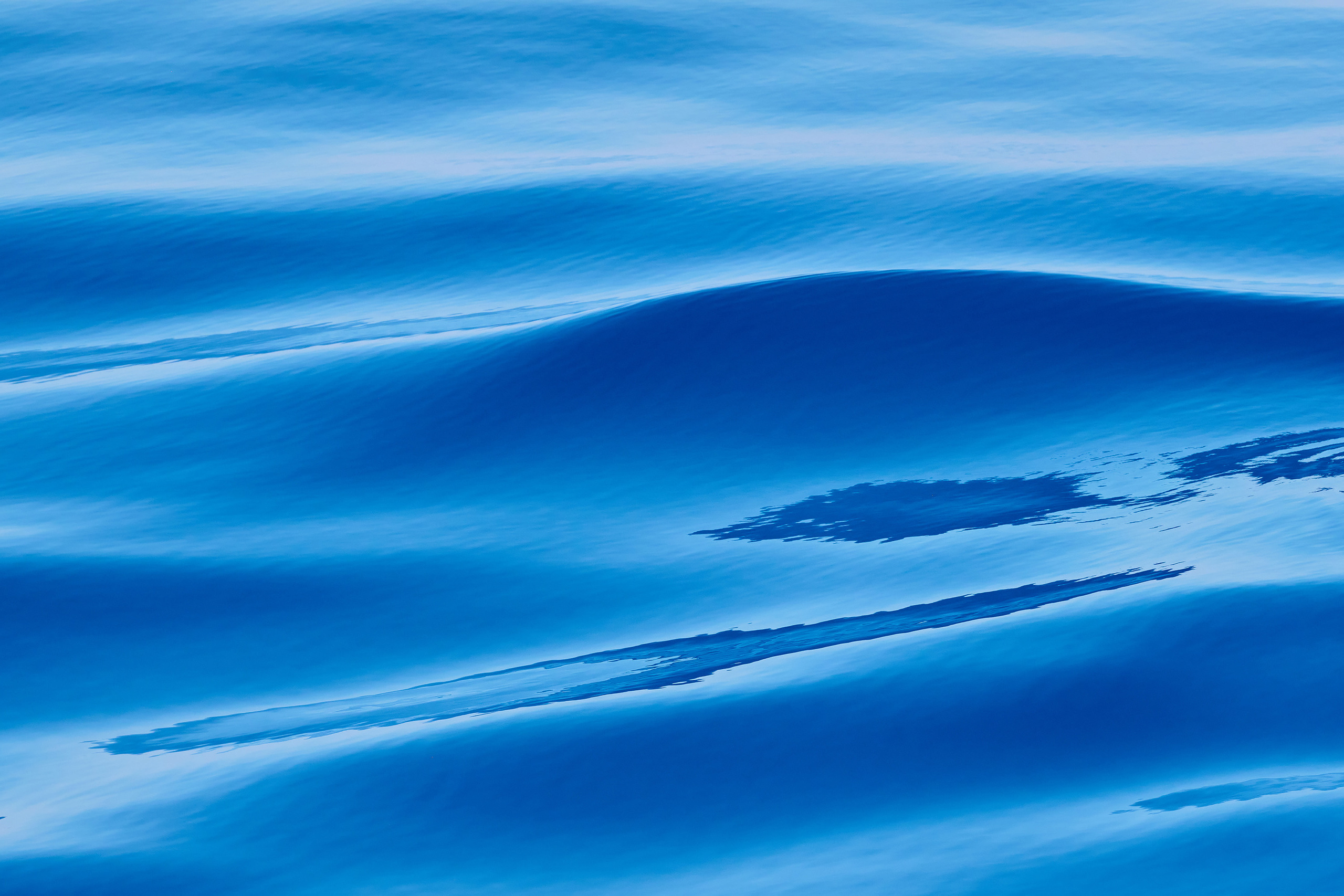 Маленькая плавная волна на поверхности моря