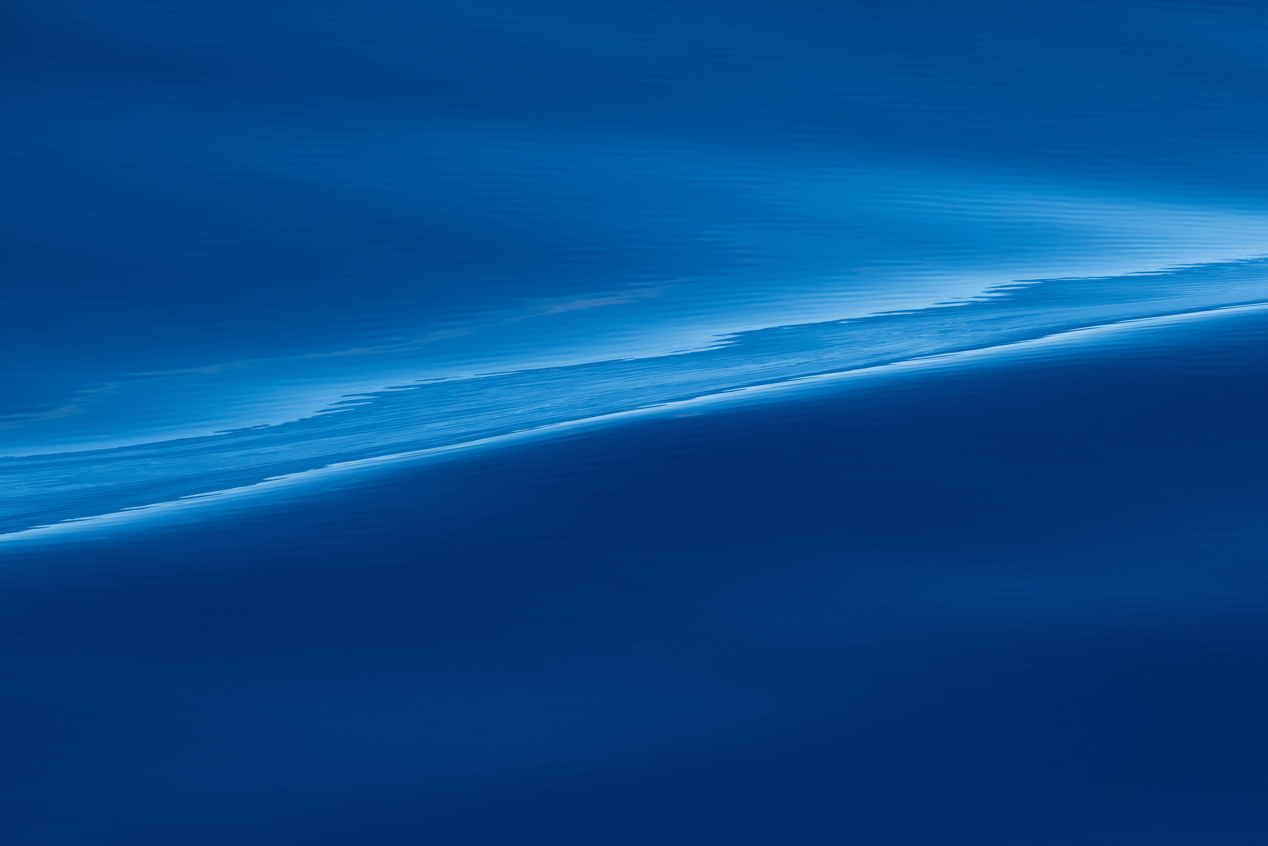 Легкая волна на гладкой поверхности