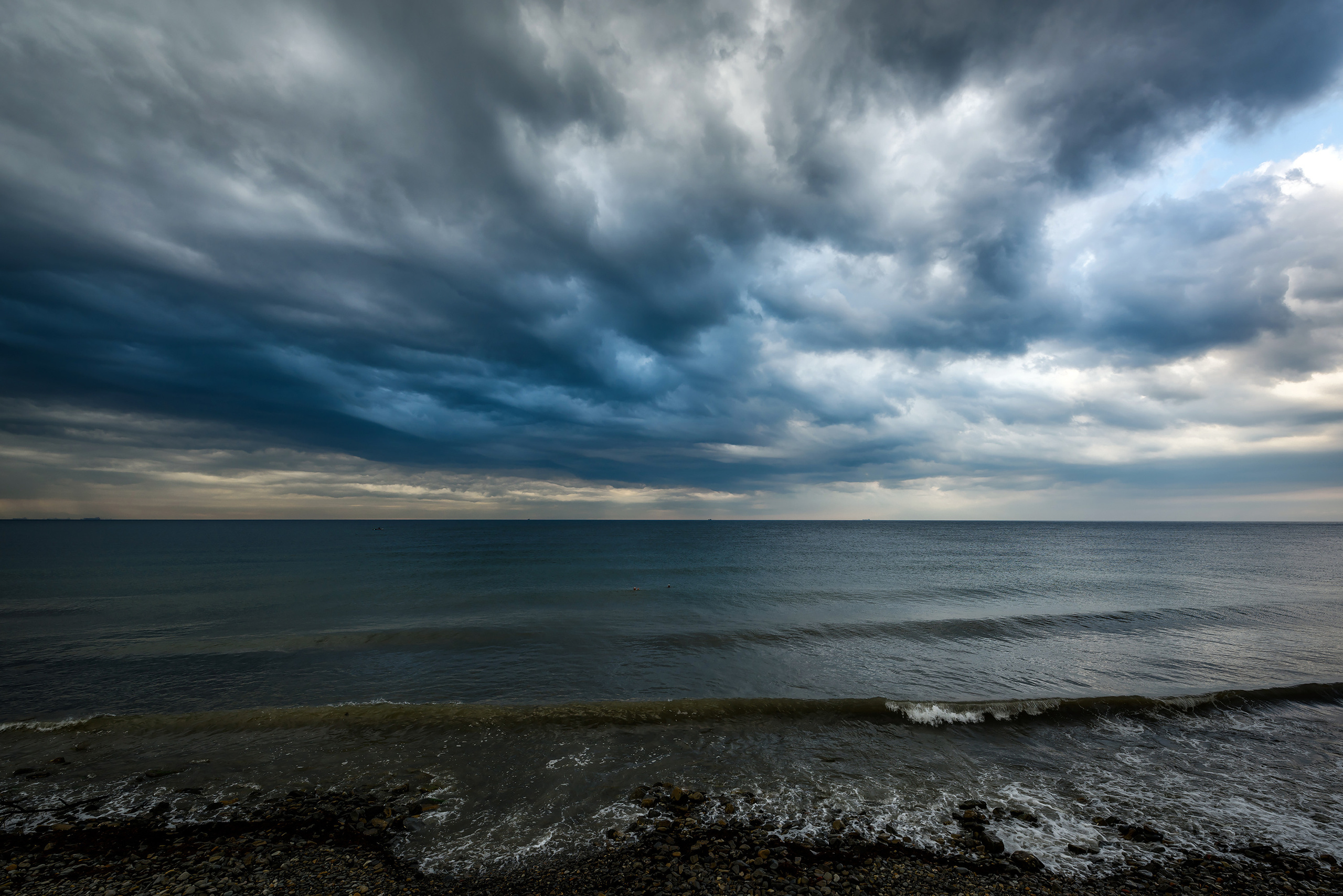 Пасмурное, мрачное небо над морем