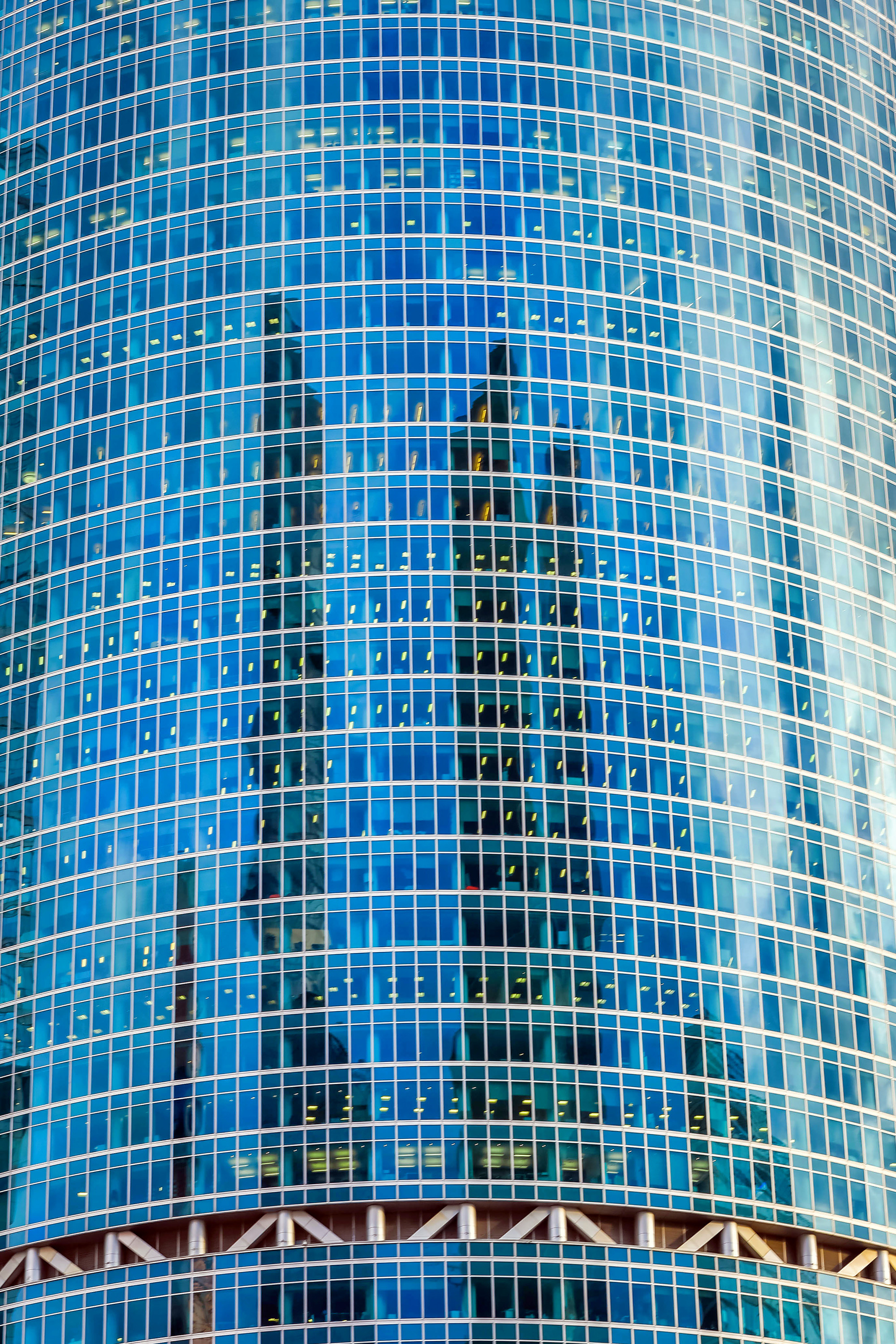 Текстура, фон - стеклянный фасад небоскреба, окна