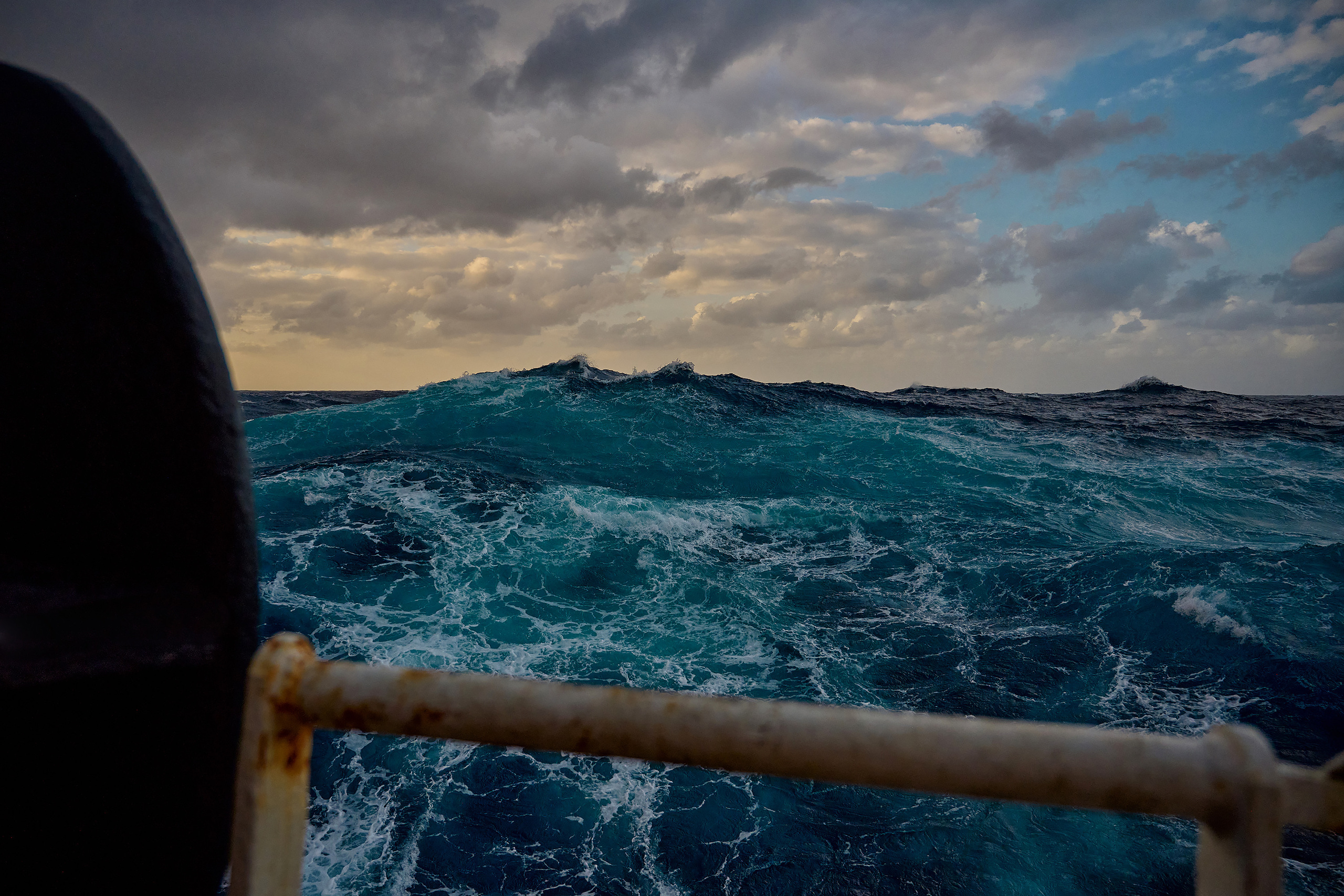 Волна у борта судна