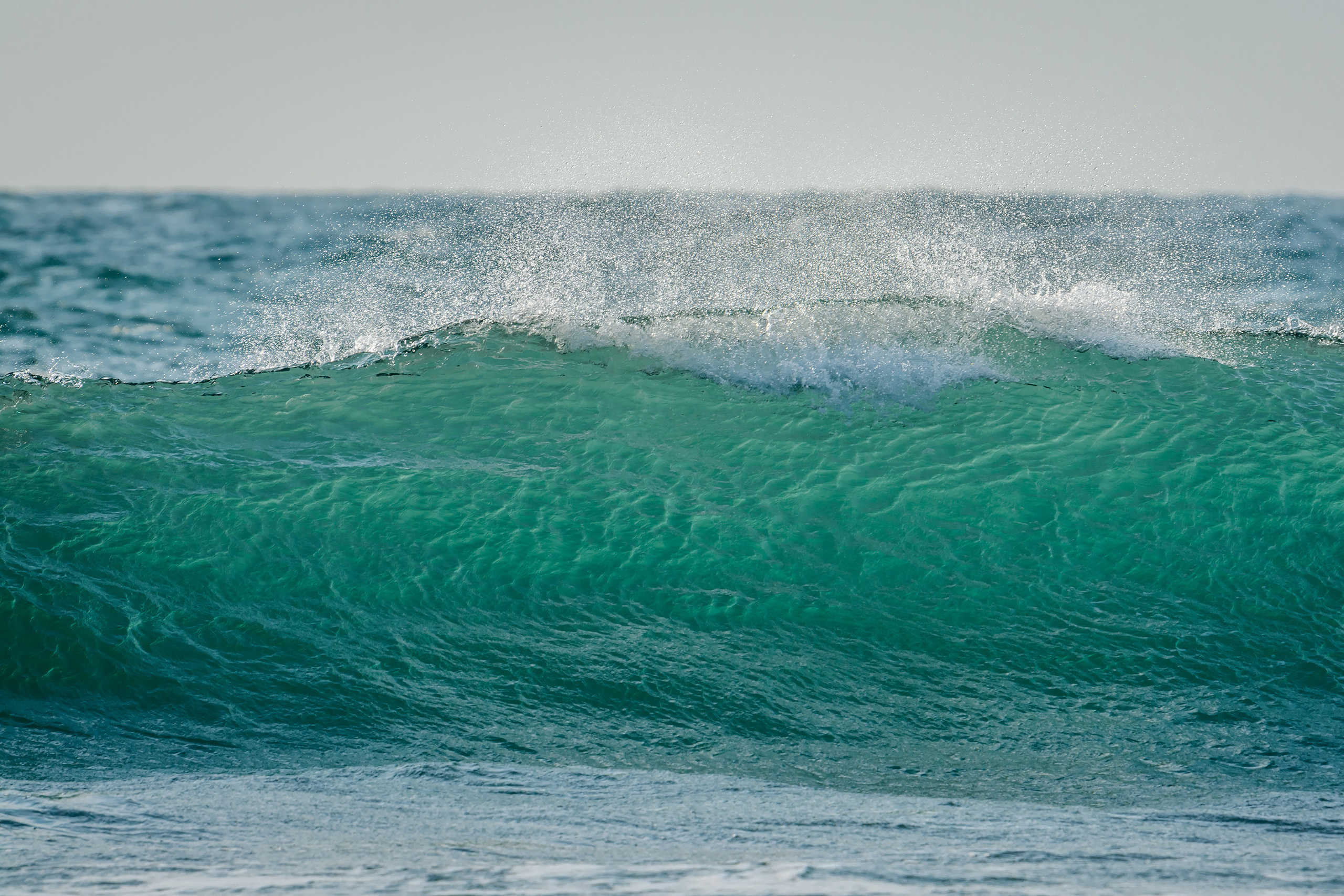 Морская прибойная волна с брызгами