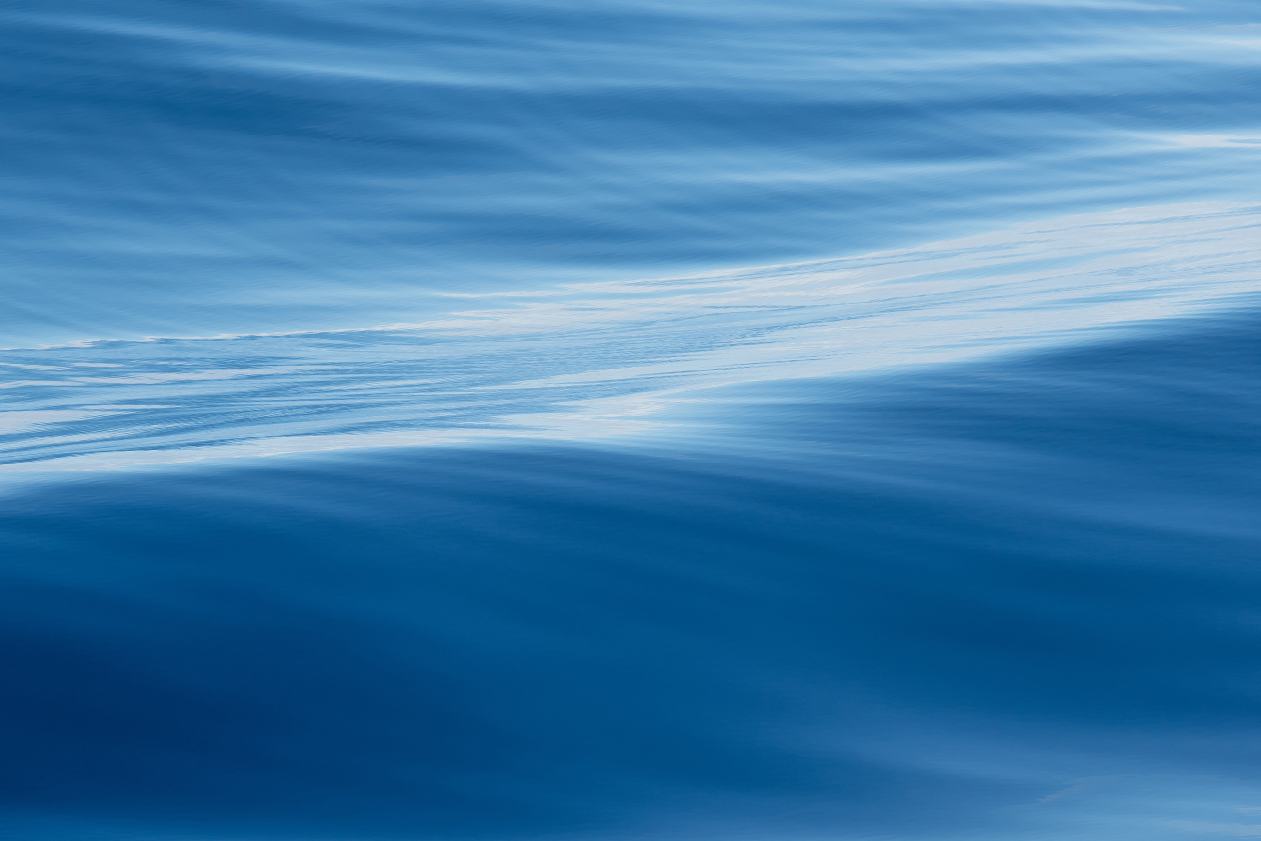 Гладкая волна на поверхности моря