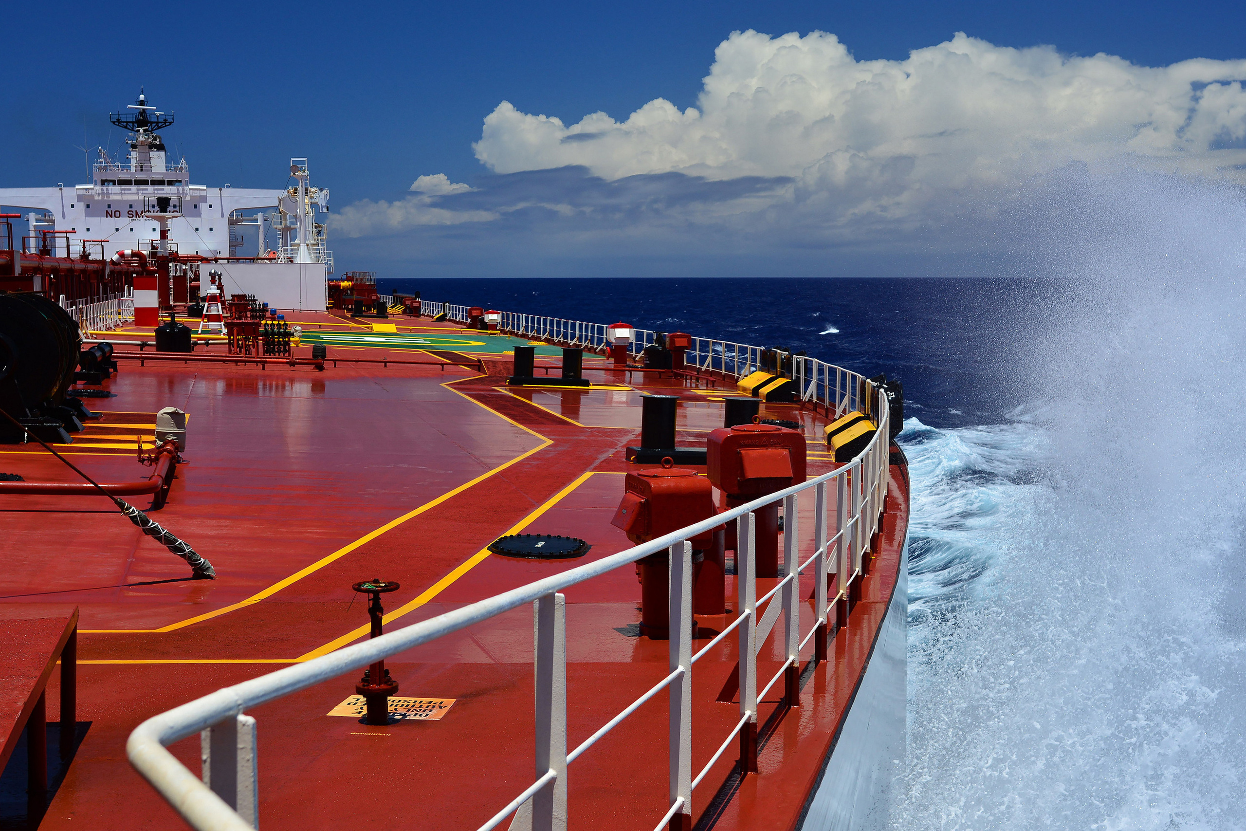 Танкер с брызгами, залетающими на палубу