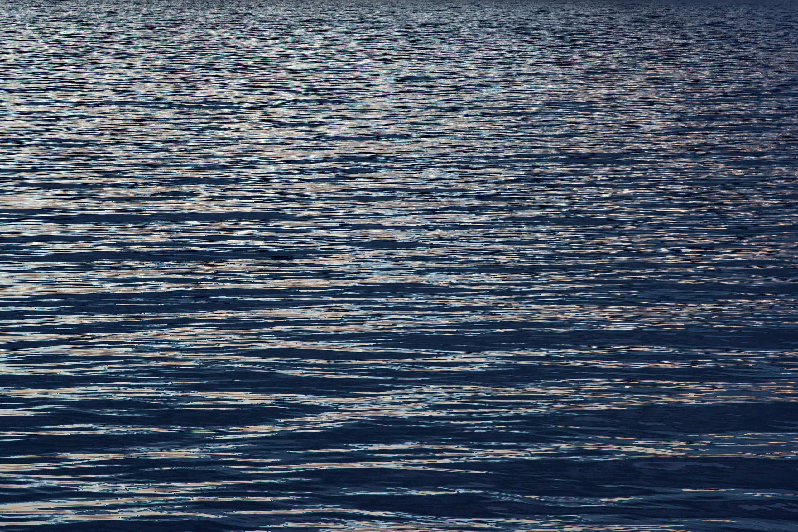 Синяя морская рябь с бликами