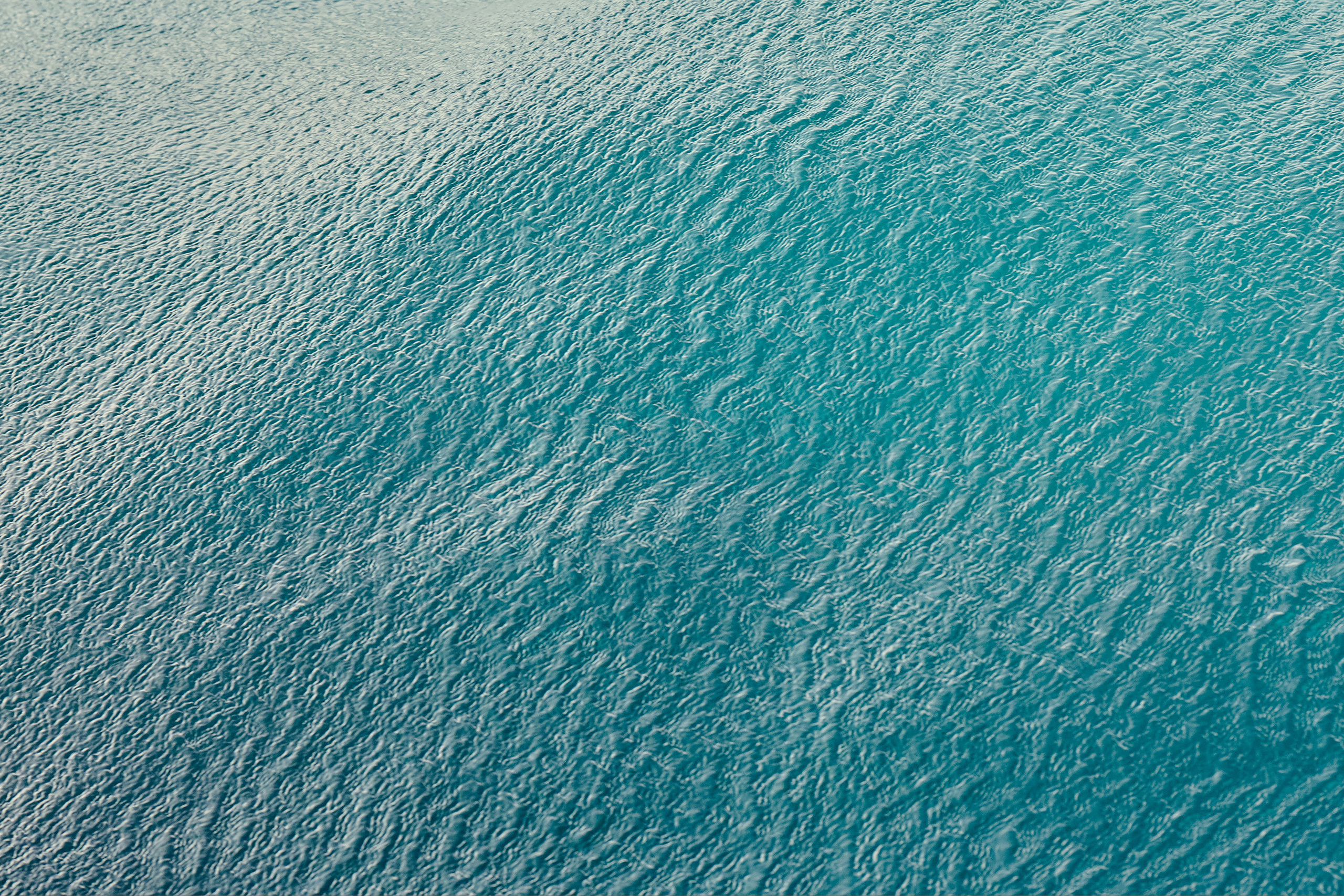 Лазурная поверхность моря