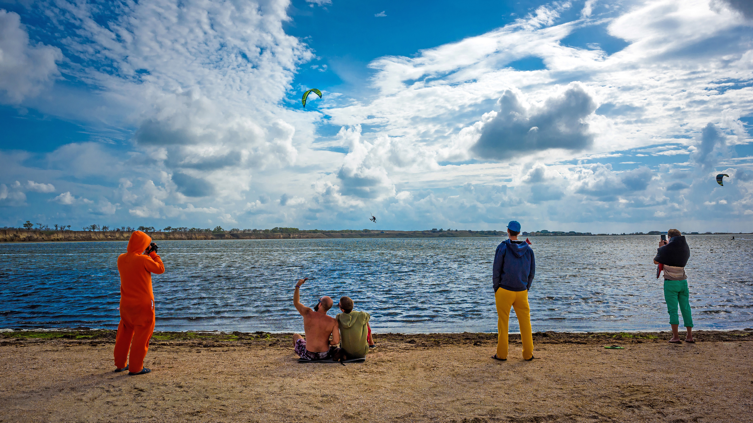 Зрители наблюдают с берега кайт-соревнования, Благовещенская