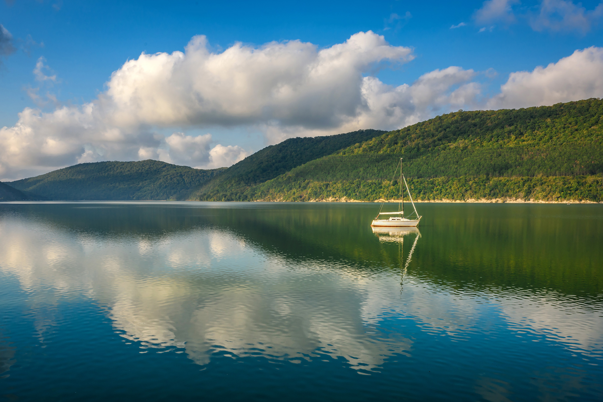 Яхта на якоре в горном озере