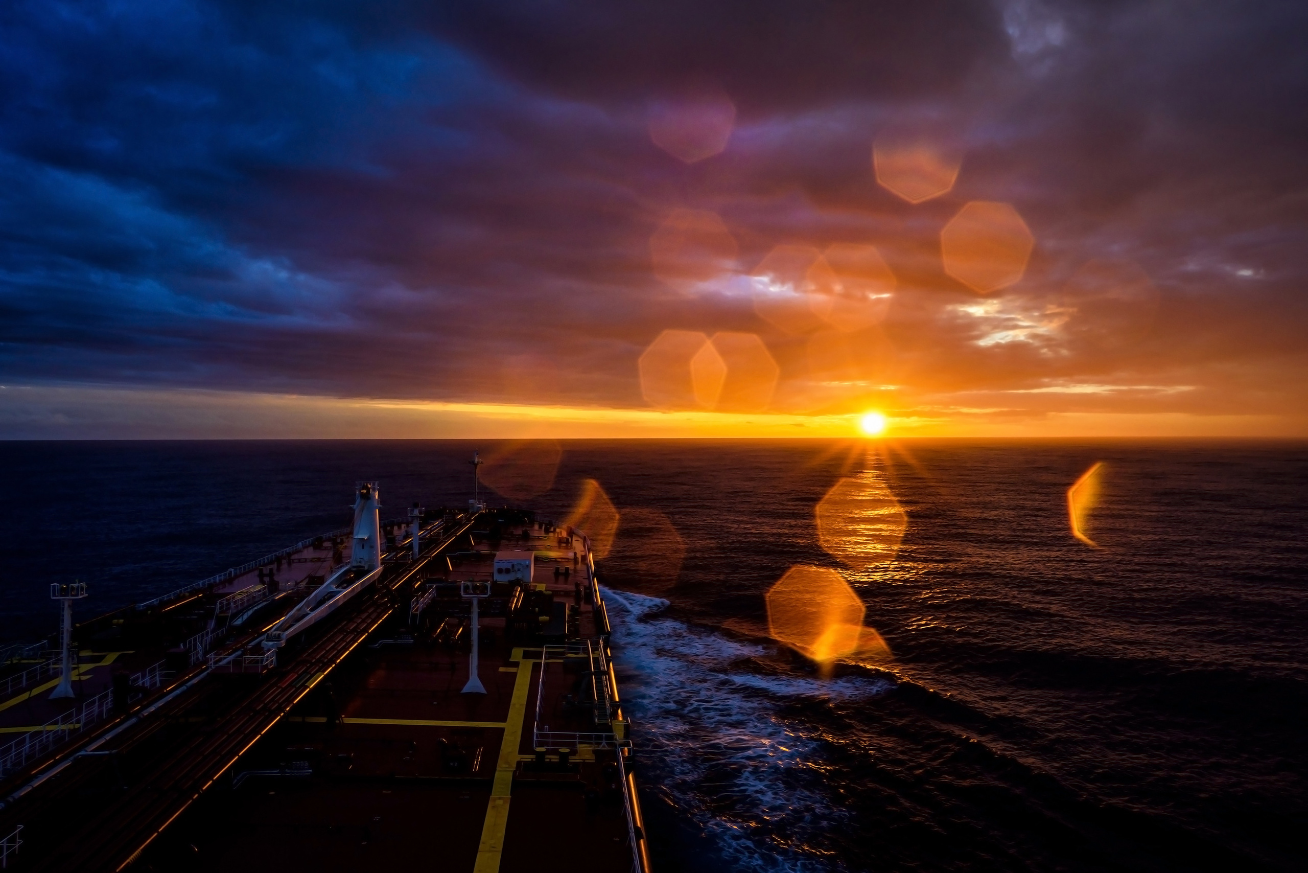 Закат в море с мостика и блики