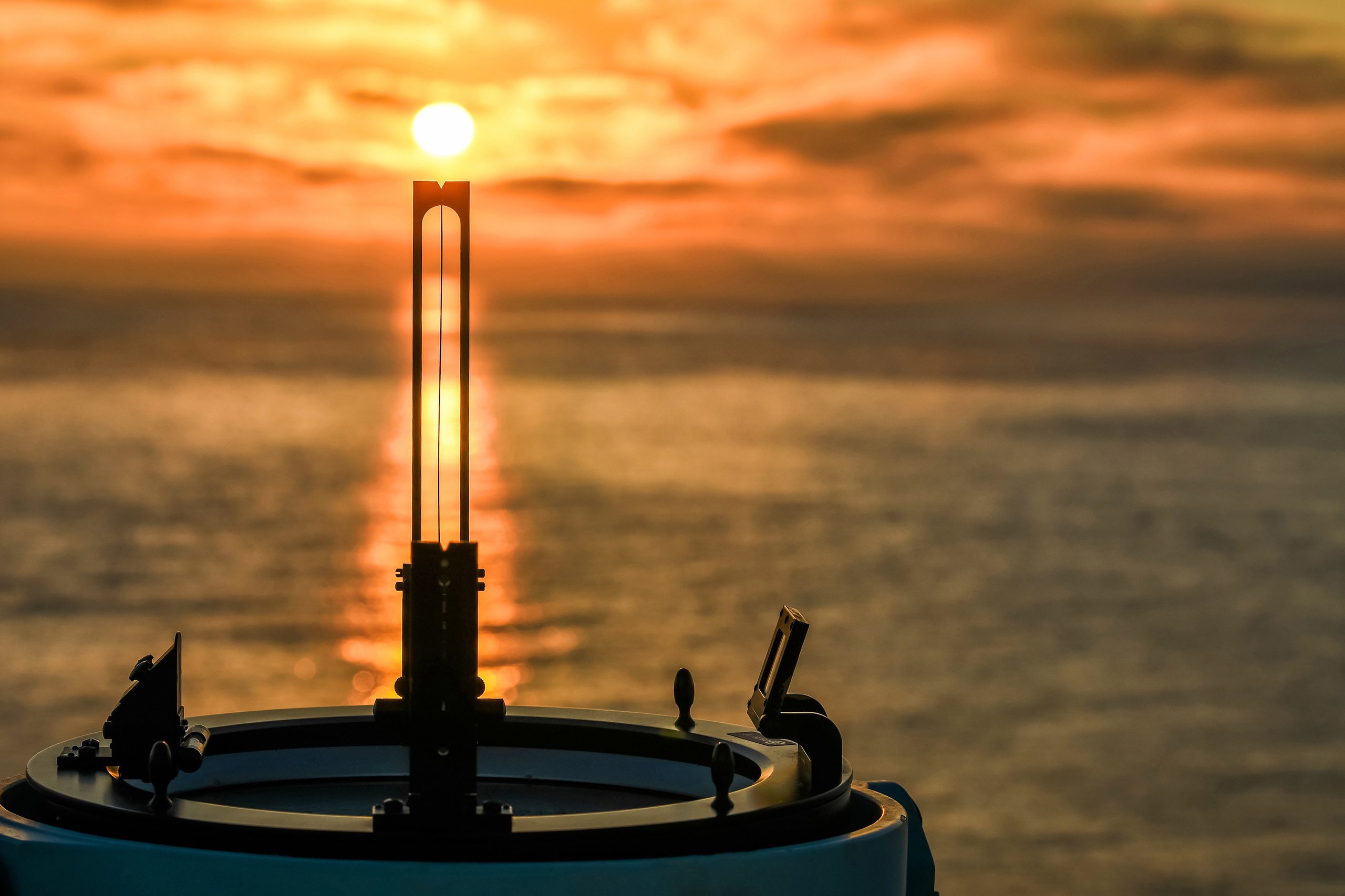 Пеленгатор, направленный на заходящее Солнце