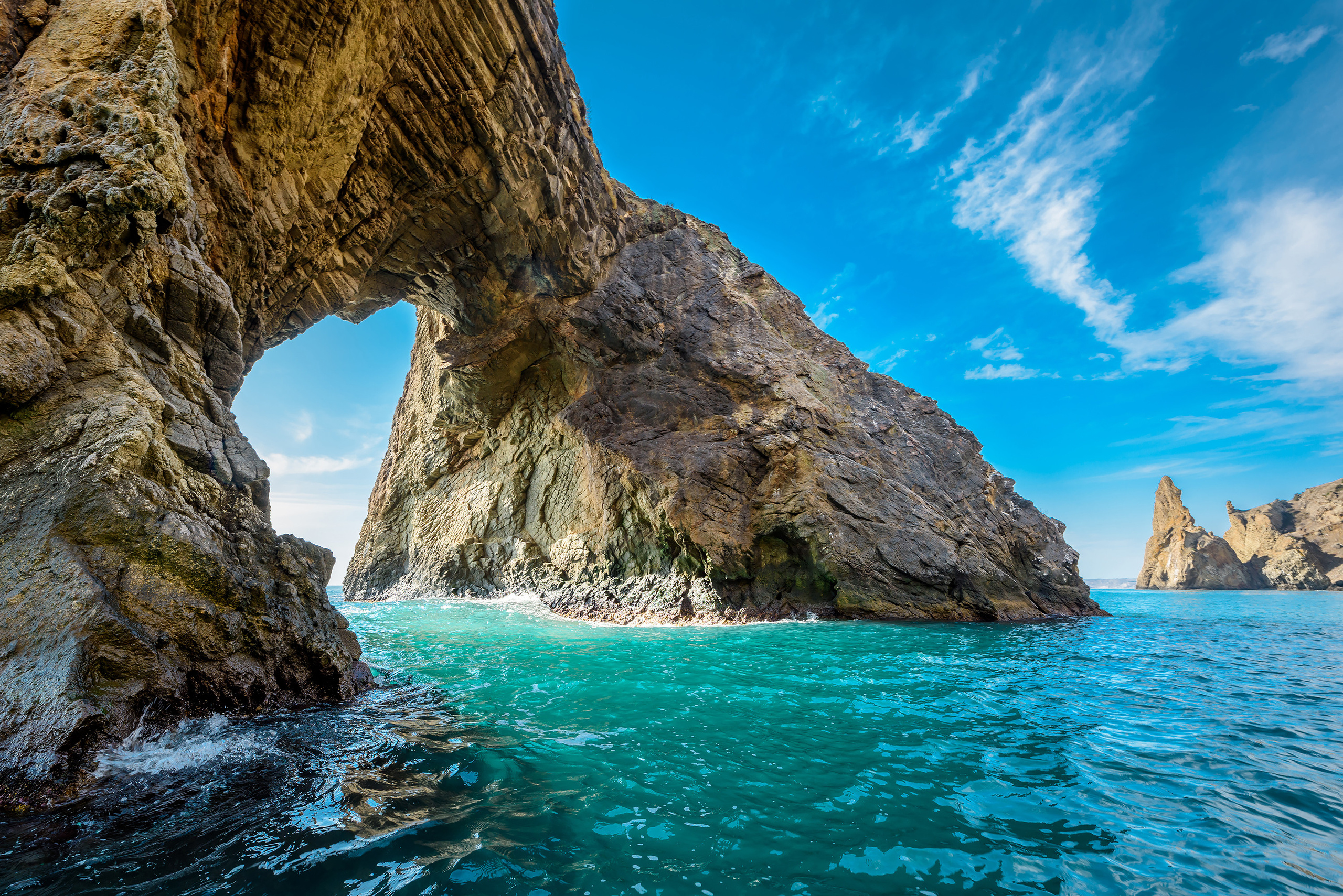 Скала с аркой в море