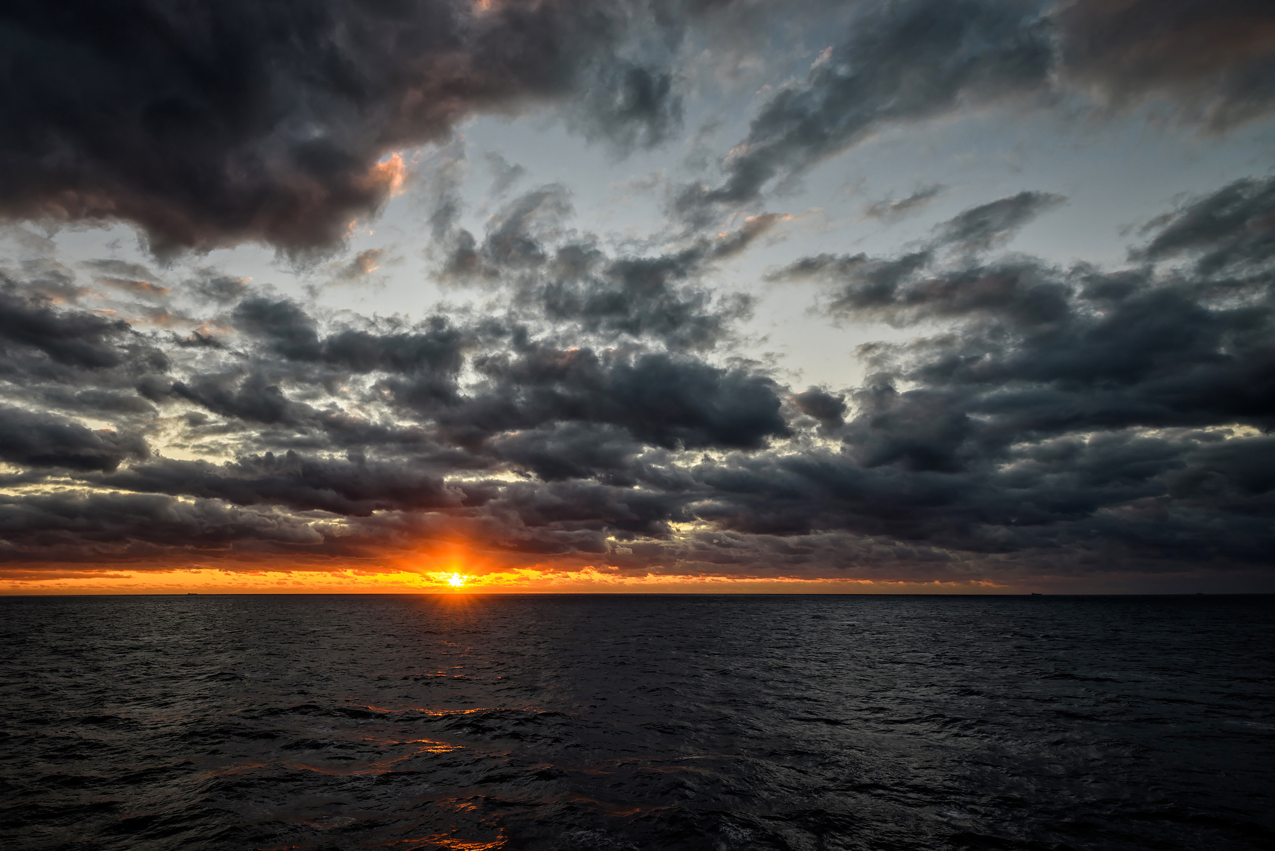 Закат в облачном небе