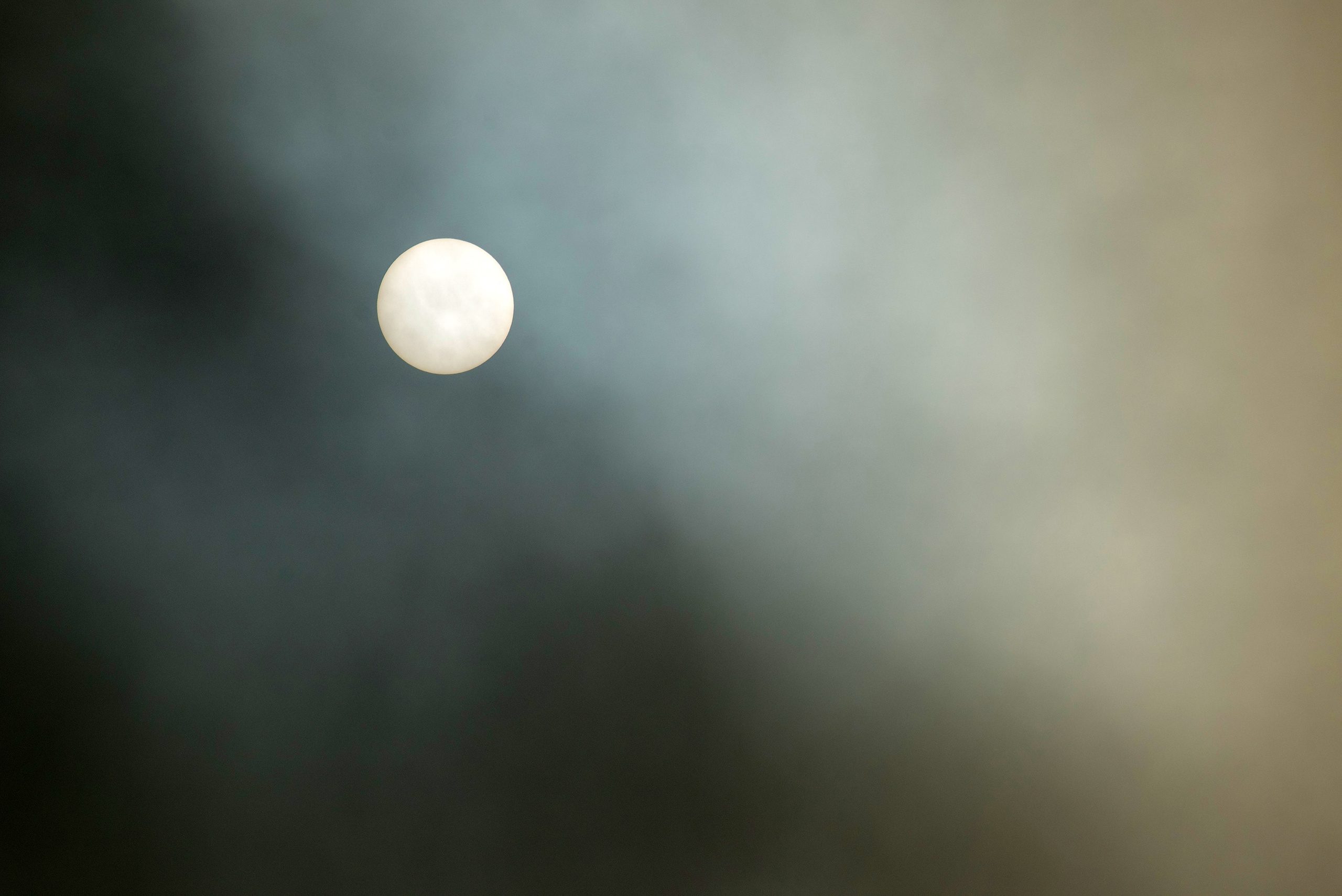 Солнце в утреннем тумане