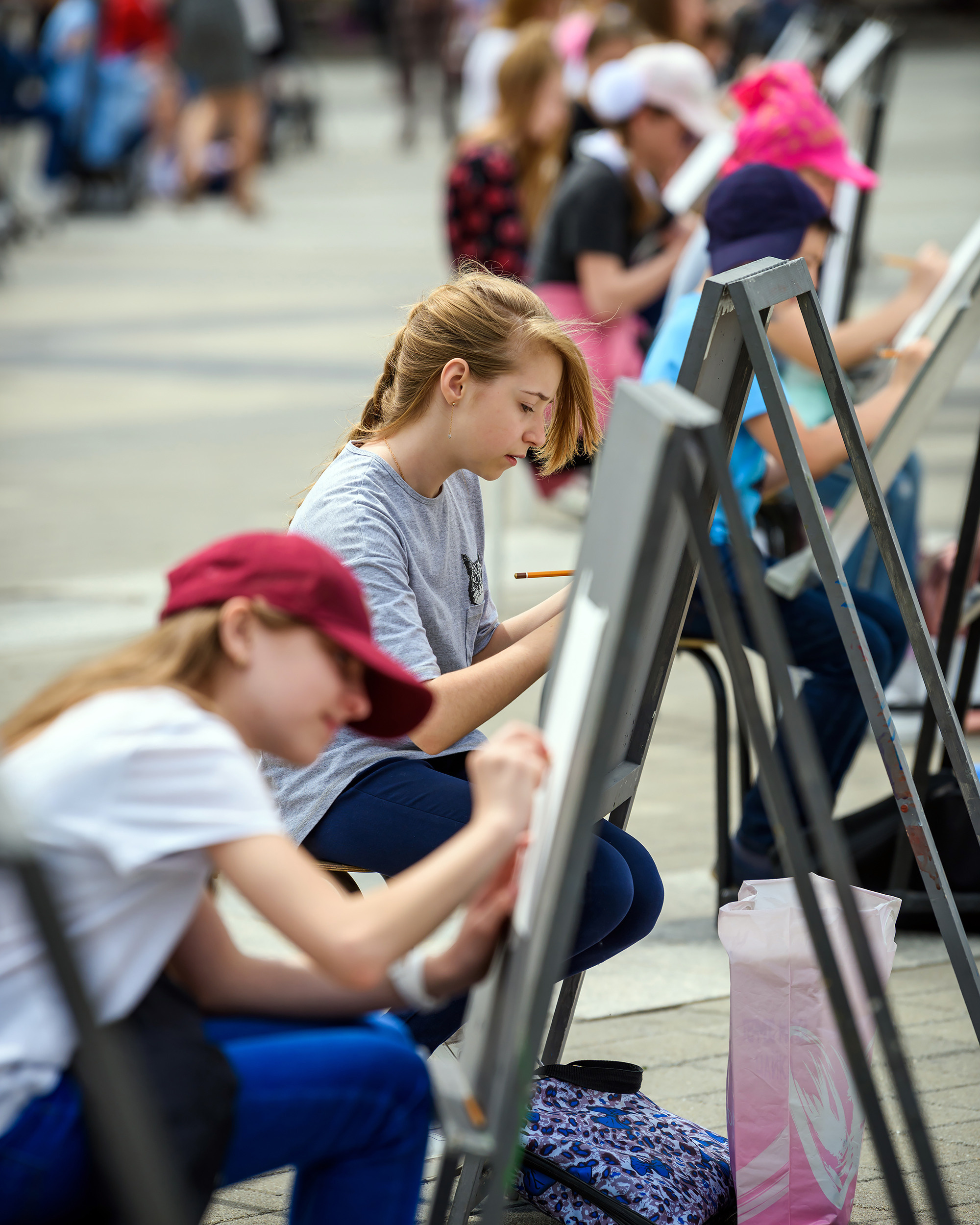 Молодые художники пишут картины в центре города, Краснодар