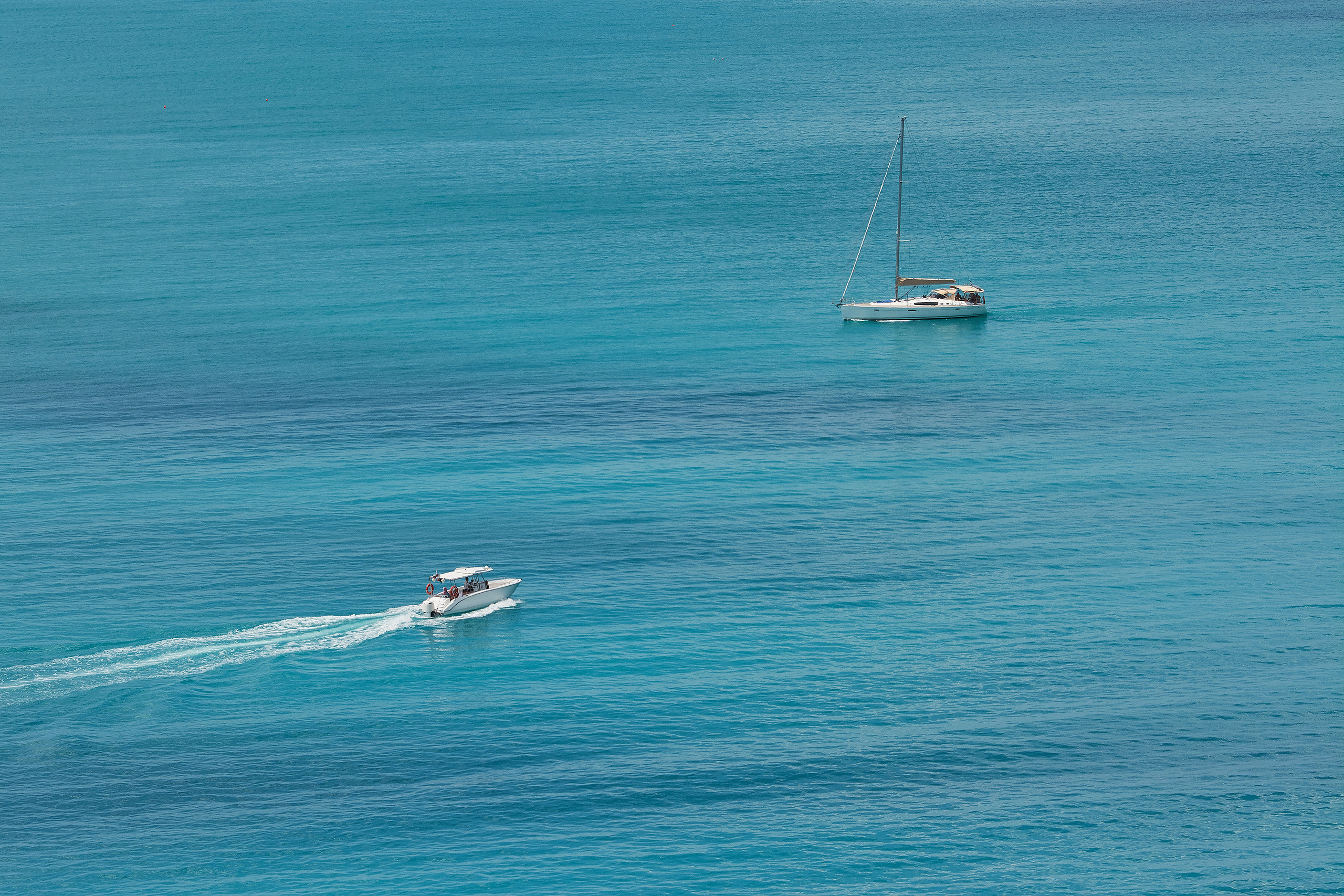 Яхта и катер в лазурном море