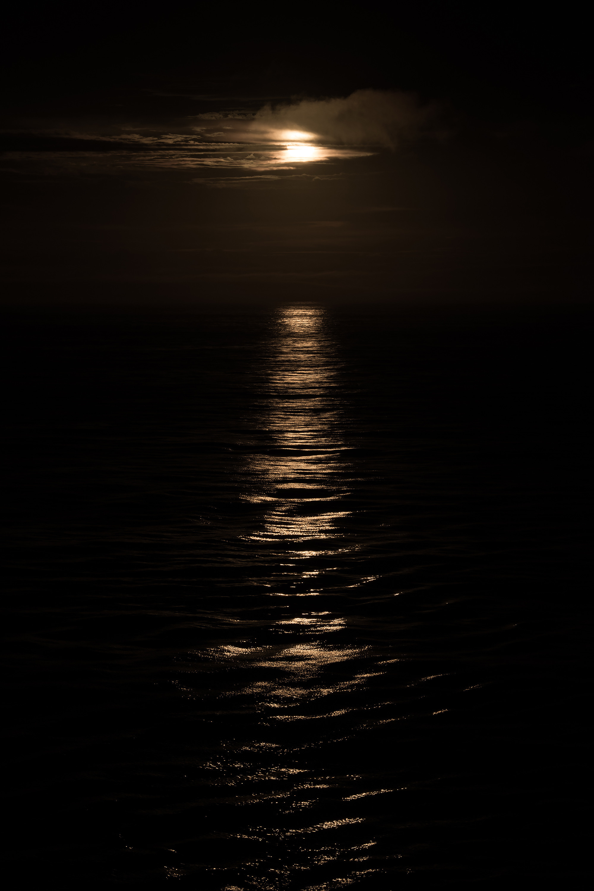 Луна и лунные блики на поверхности моря