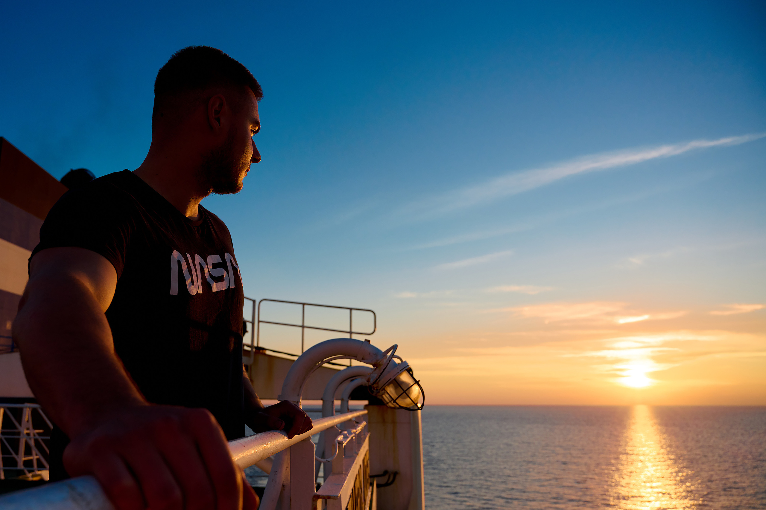 Кадет наблюдает закат Солнца