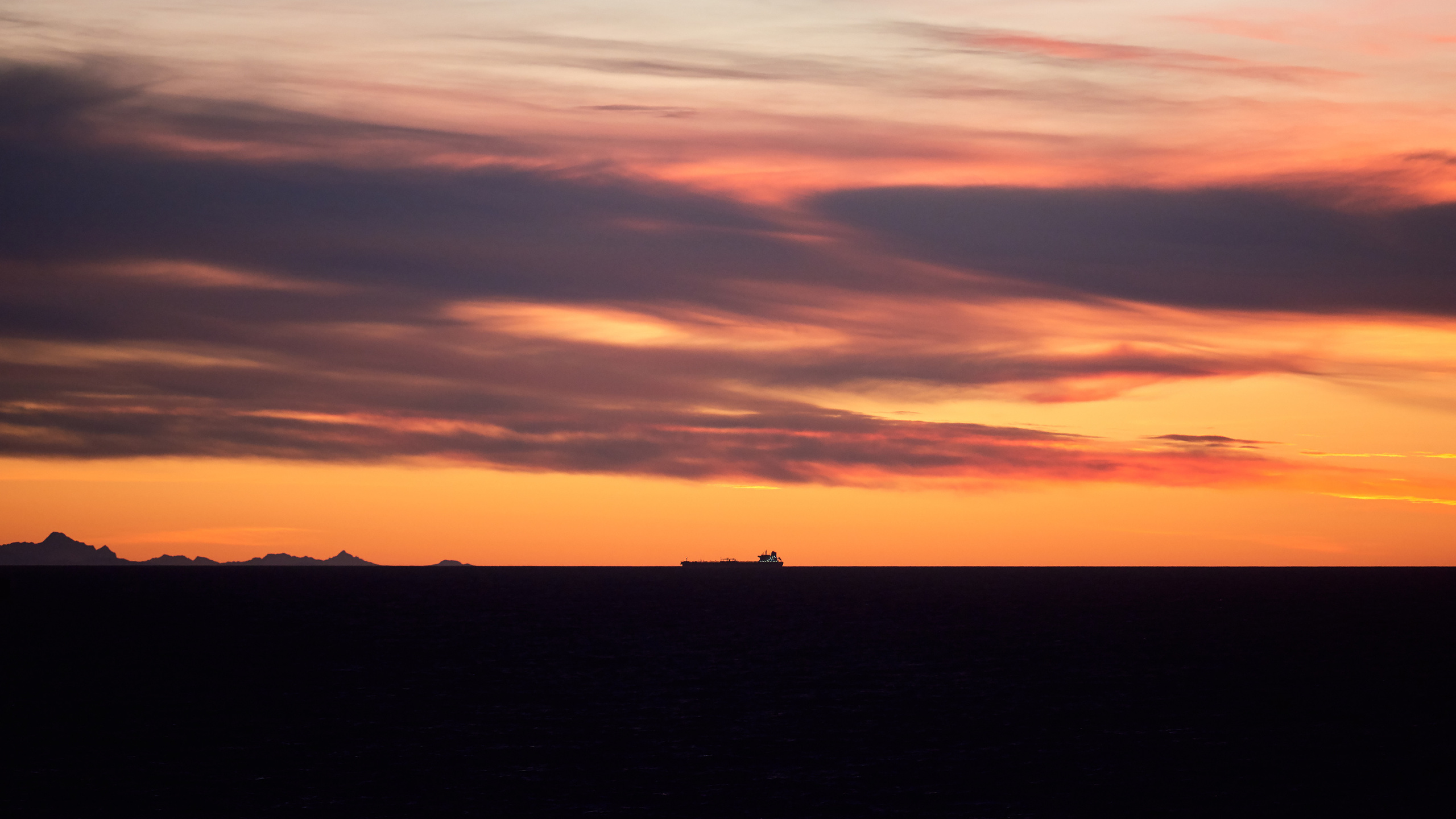 Восход у горного побережья
