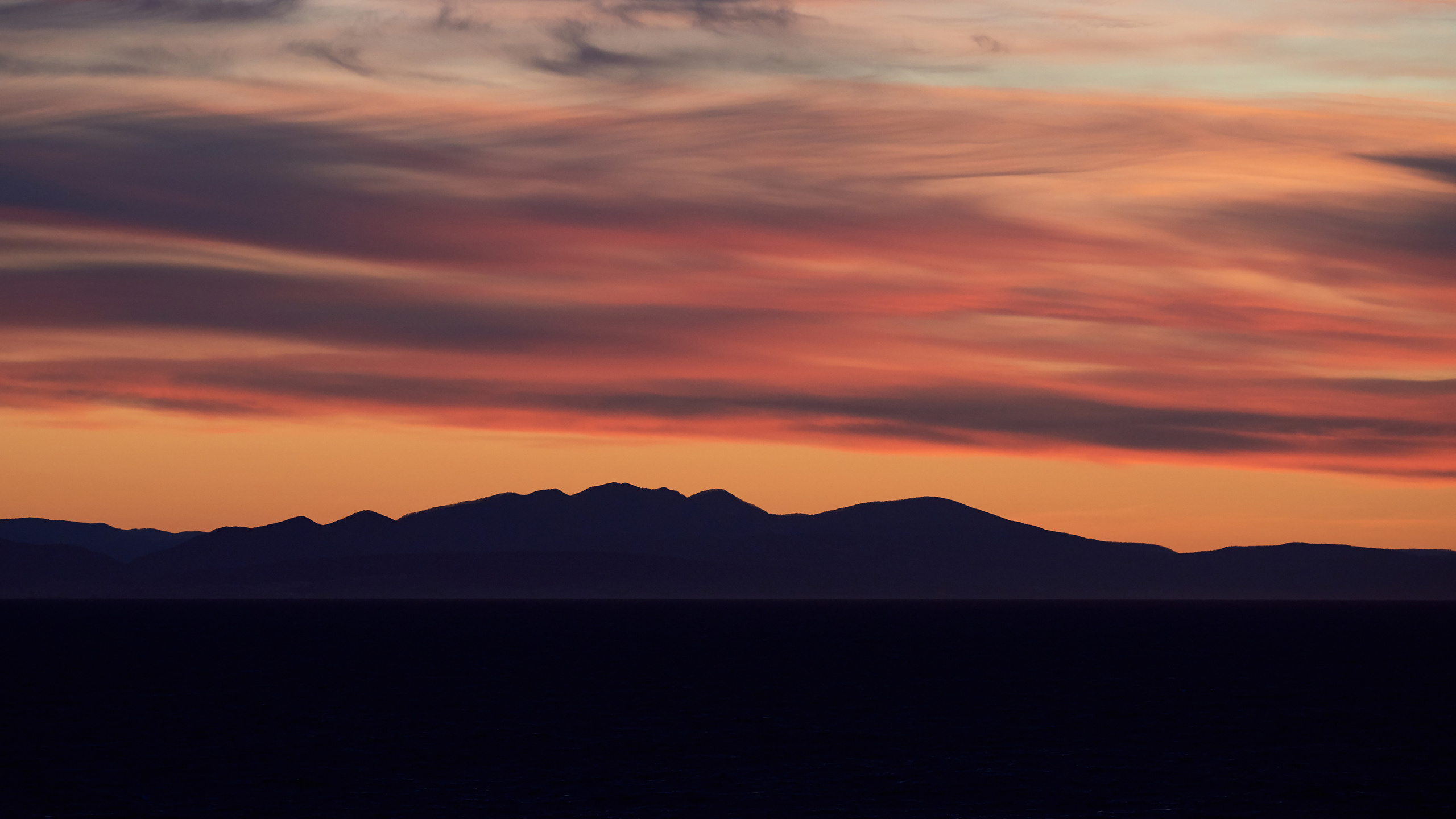 Горный берег на фоне восхода