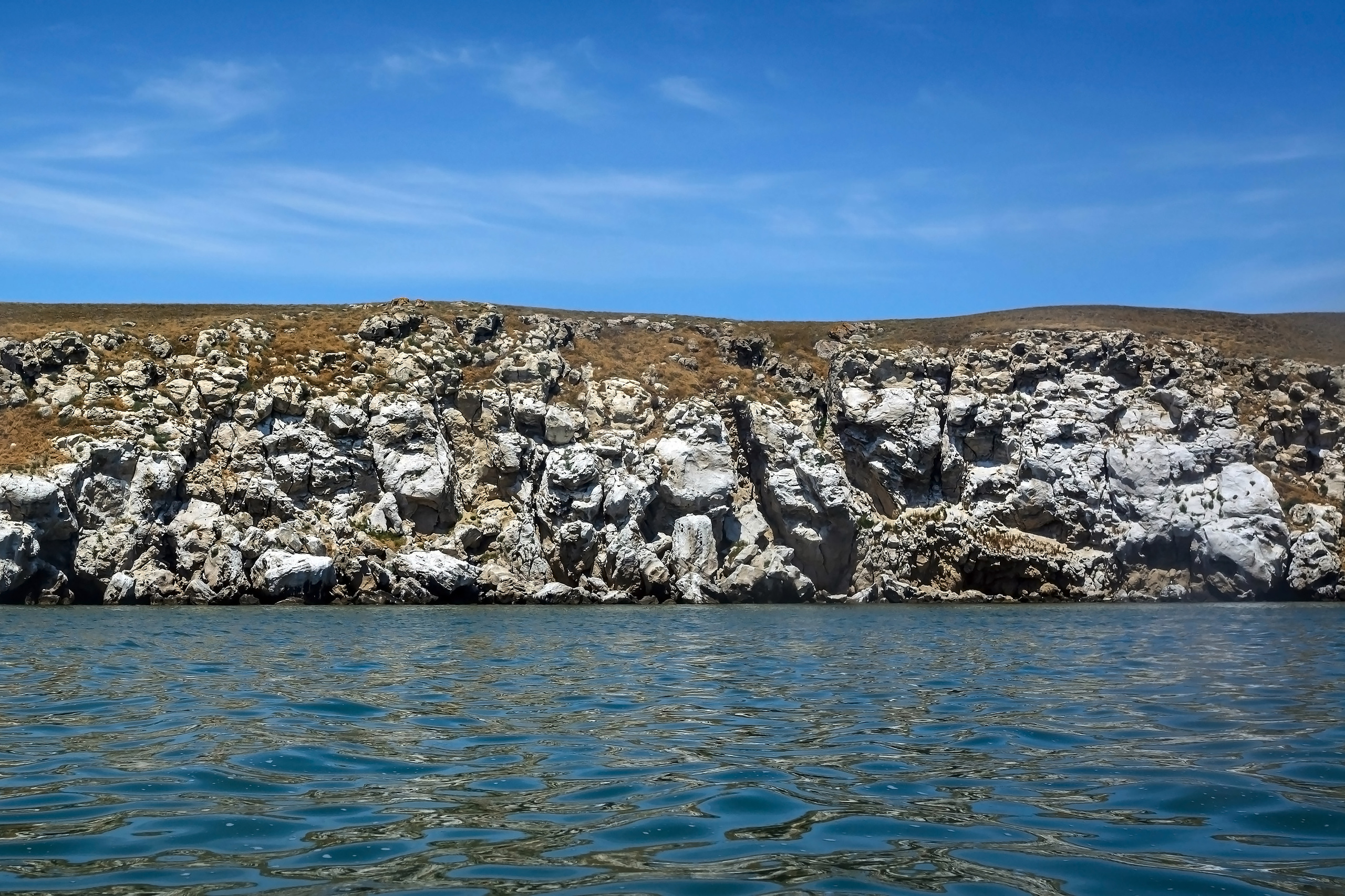 Скальный отвесный морской берег 