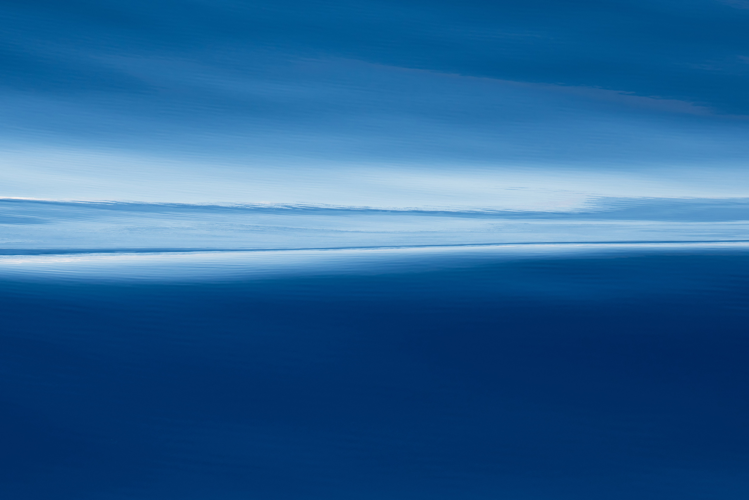 Маленькая плавная волна на поверхности моря