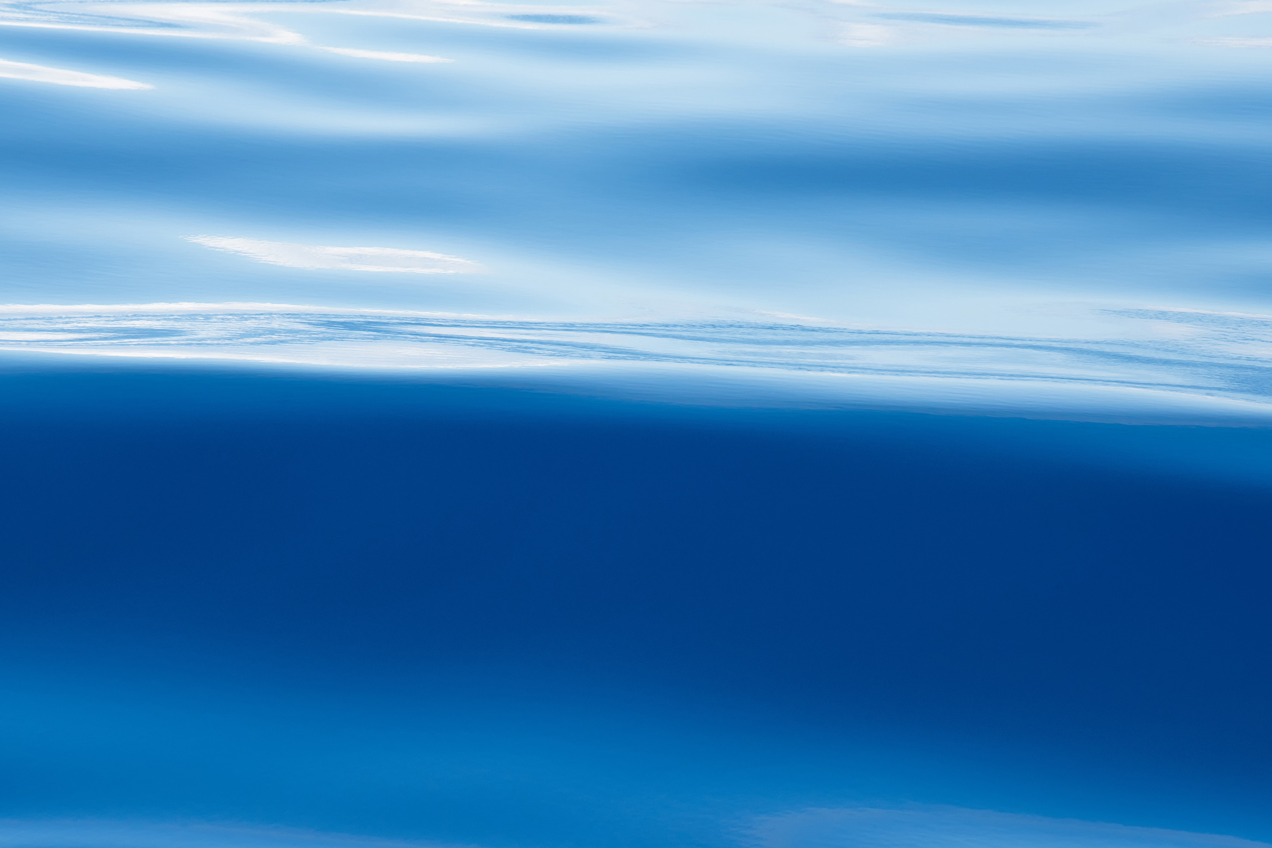 Легкая волна на гладкой поверхности