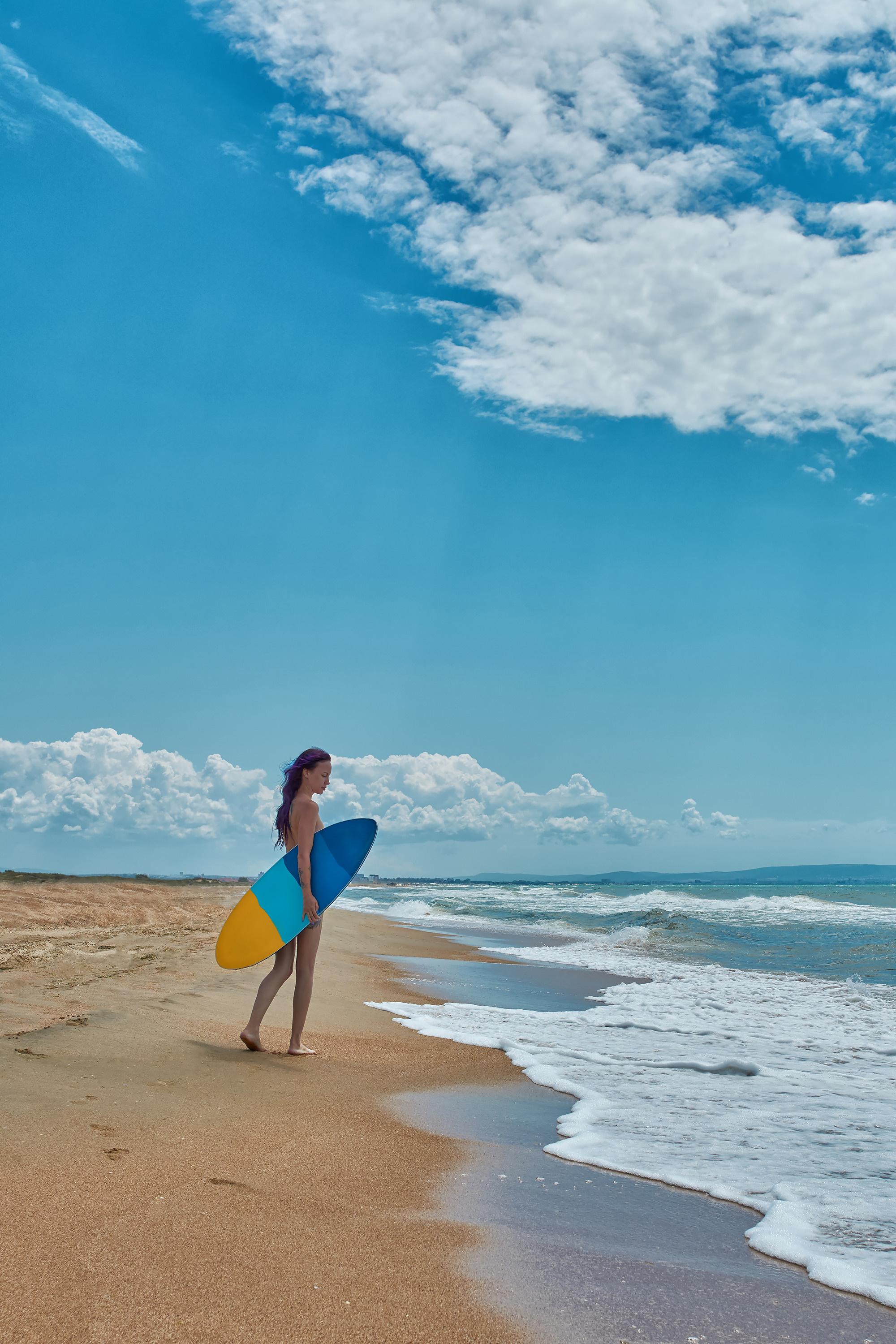 Девушка на берегу океана с серф доской