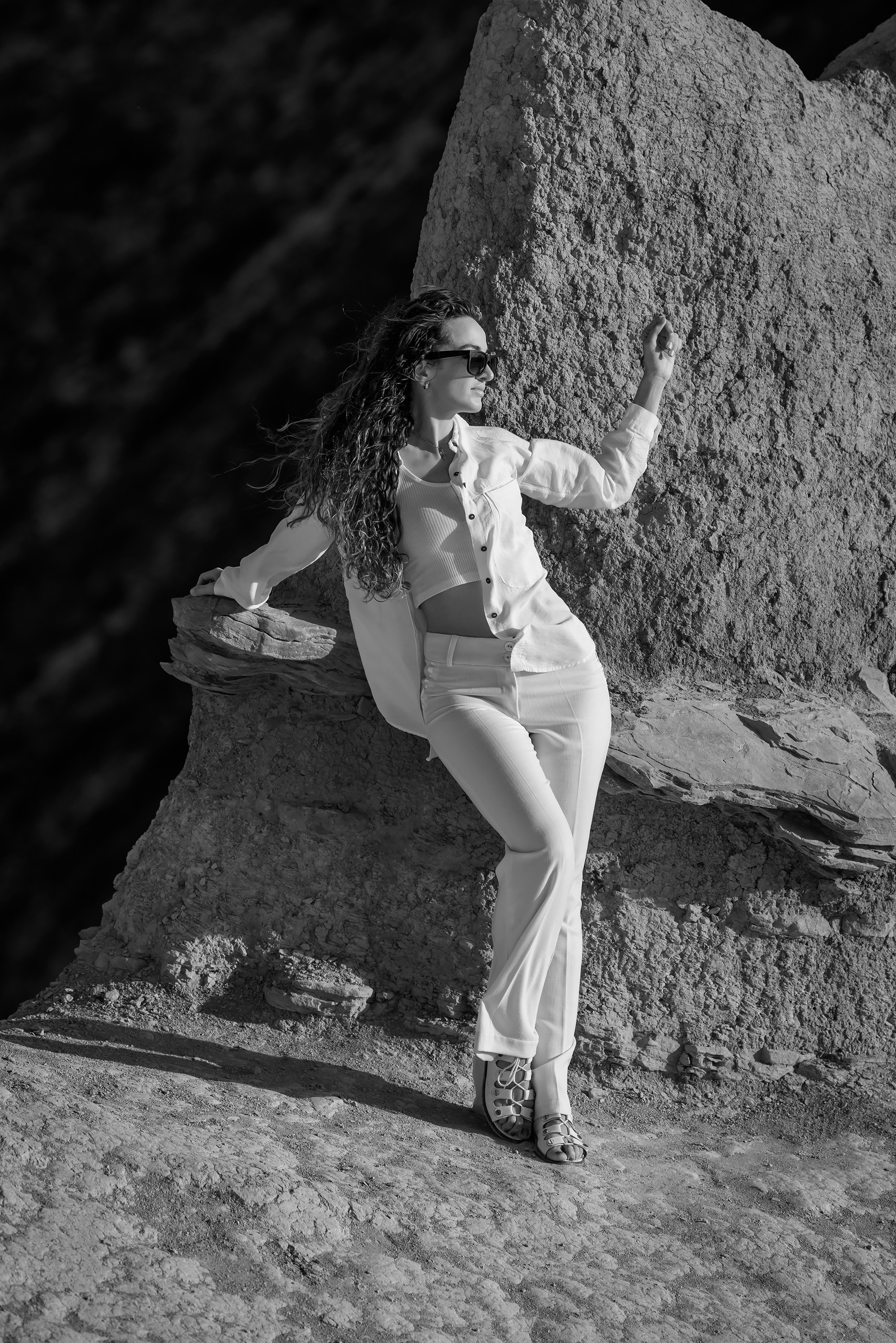 Девушка у скалы, чб