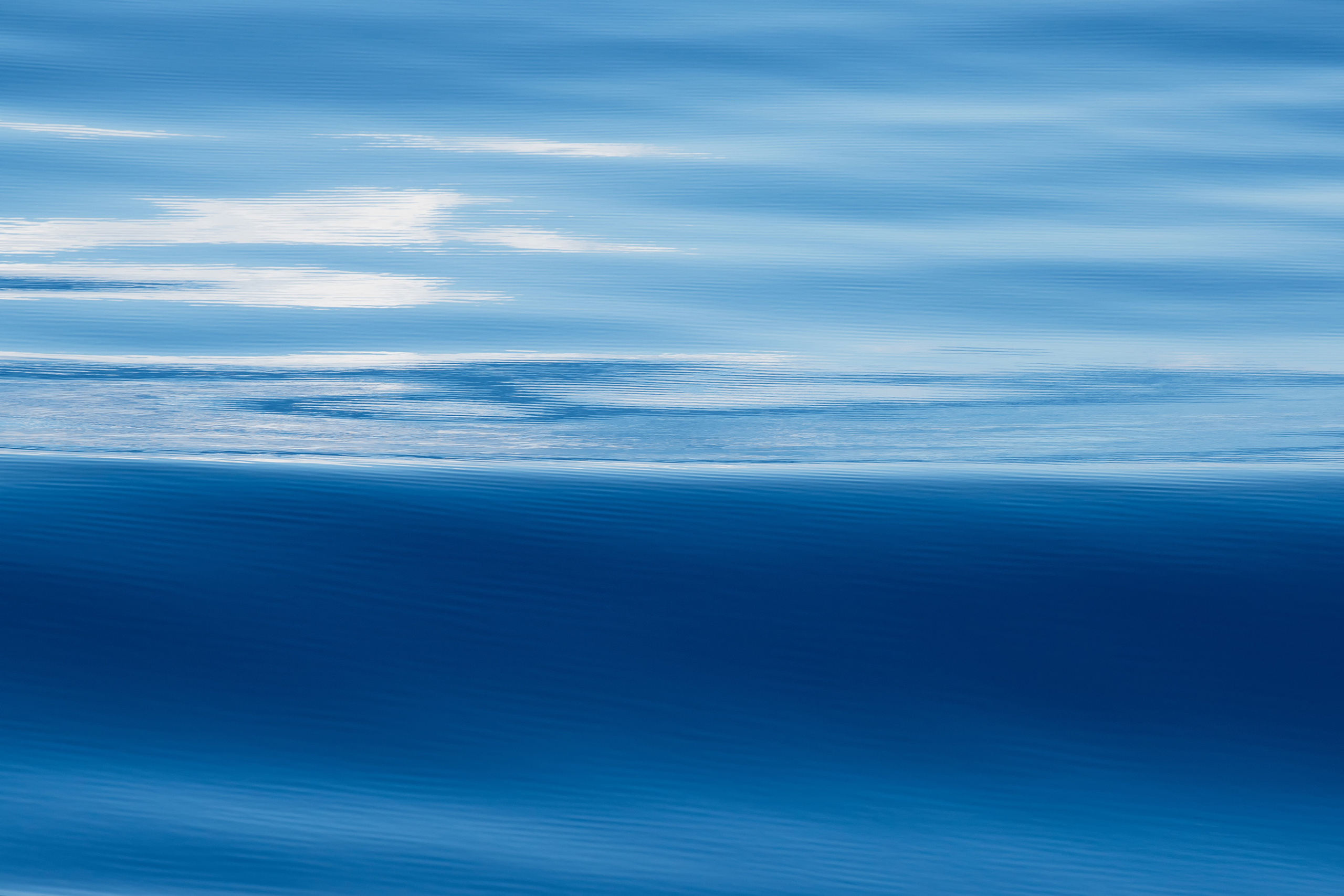 Маленькая плавная волна на поверхности моря