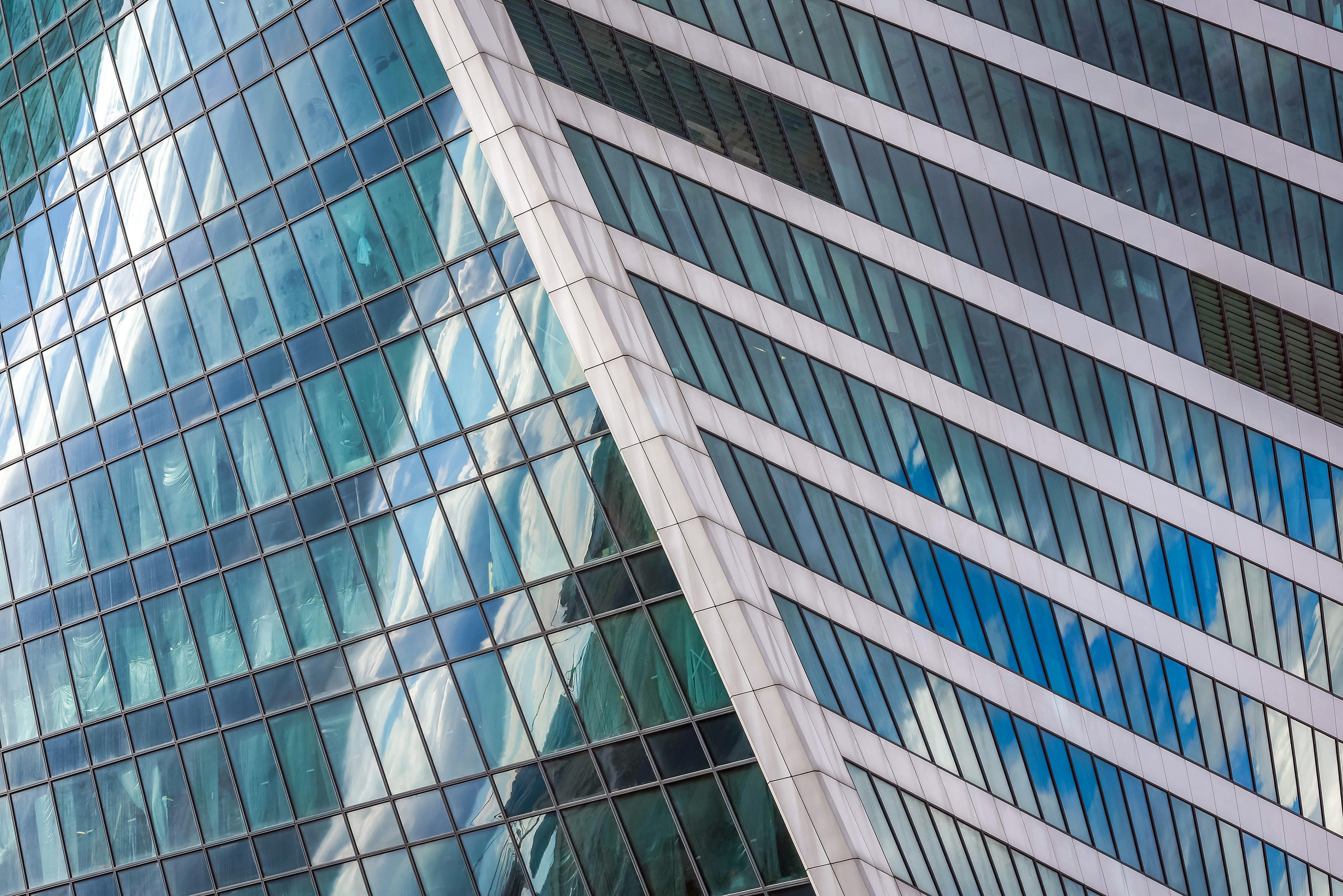 Текстура, фон - стеклянный фасад небоскреба, окна
