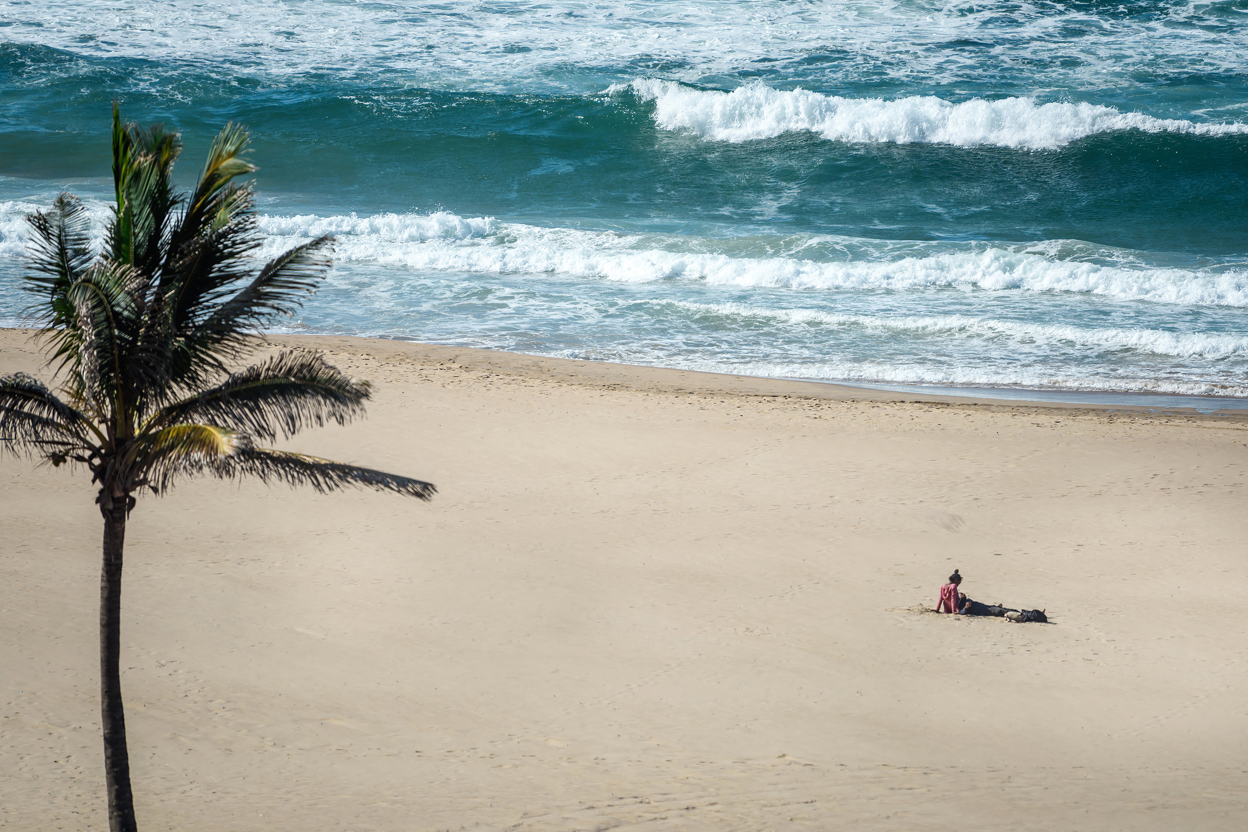 Пара отдыхает на океанском пляже, ЮАР, Дурбан, SAR, Durban