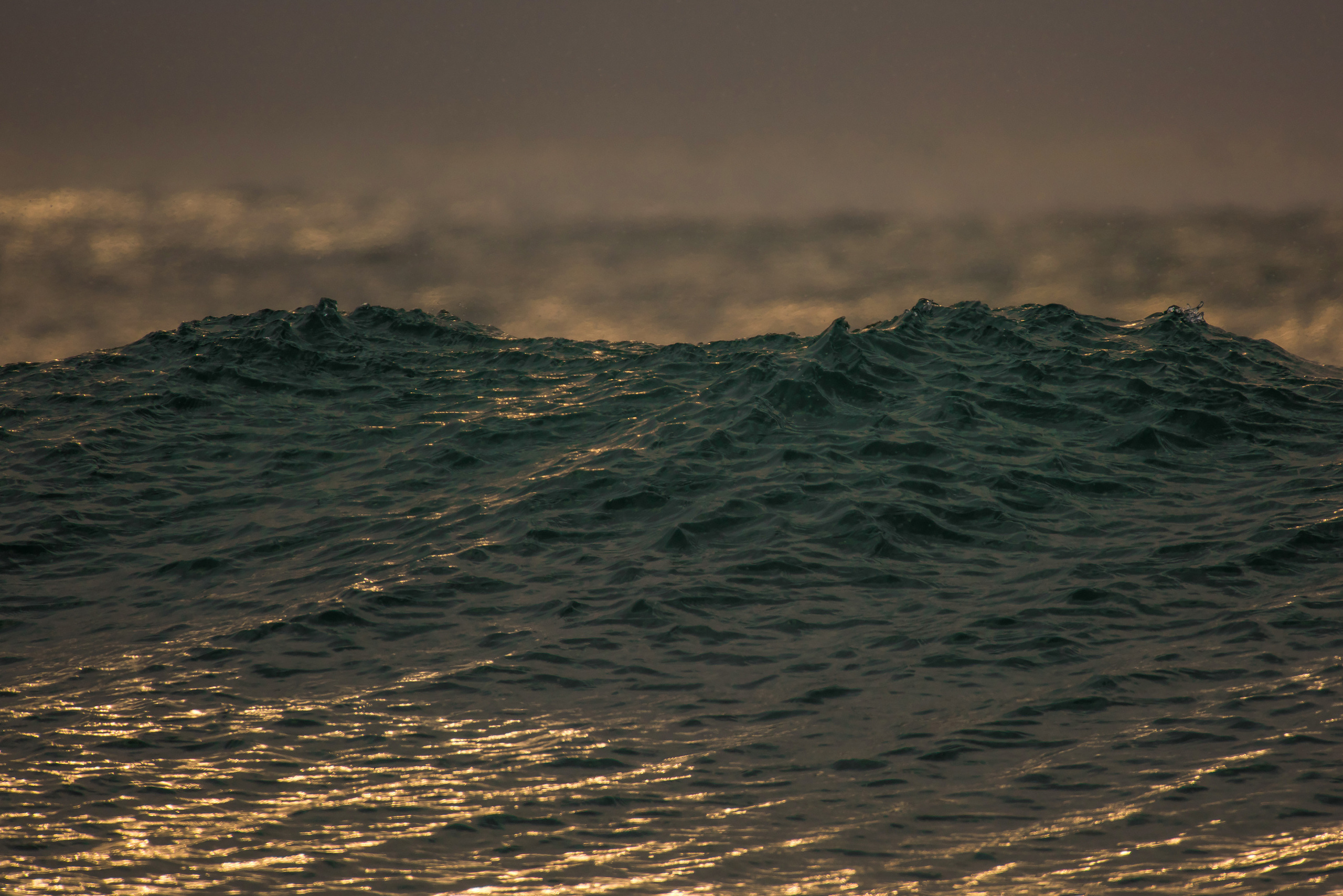 Морская волна с брызгами