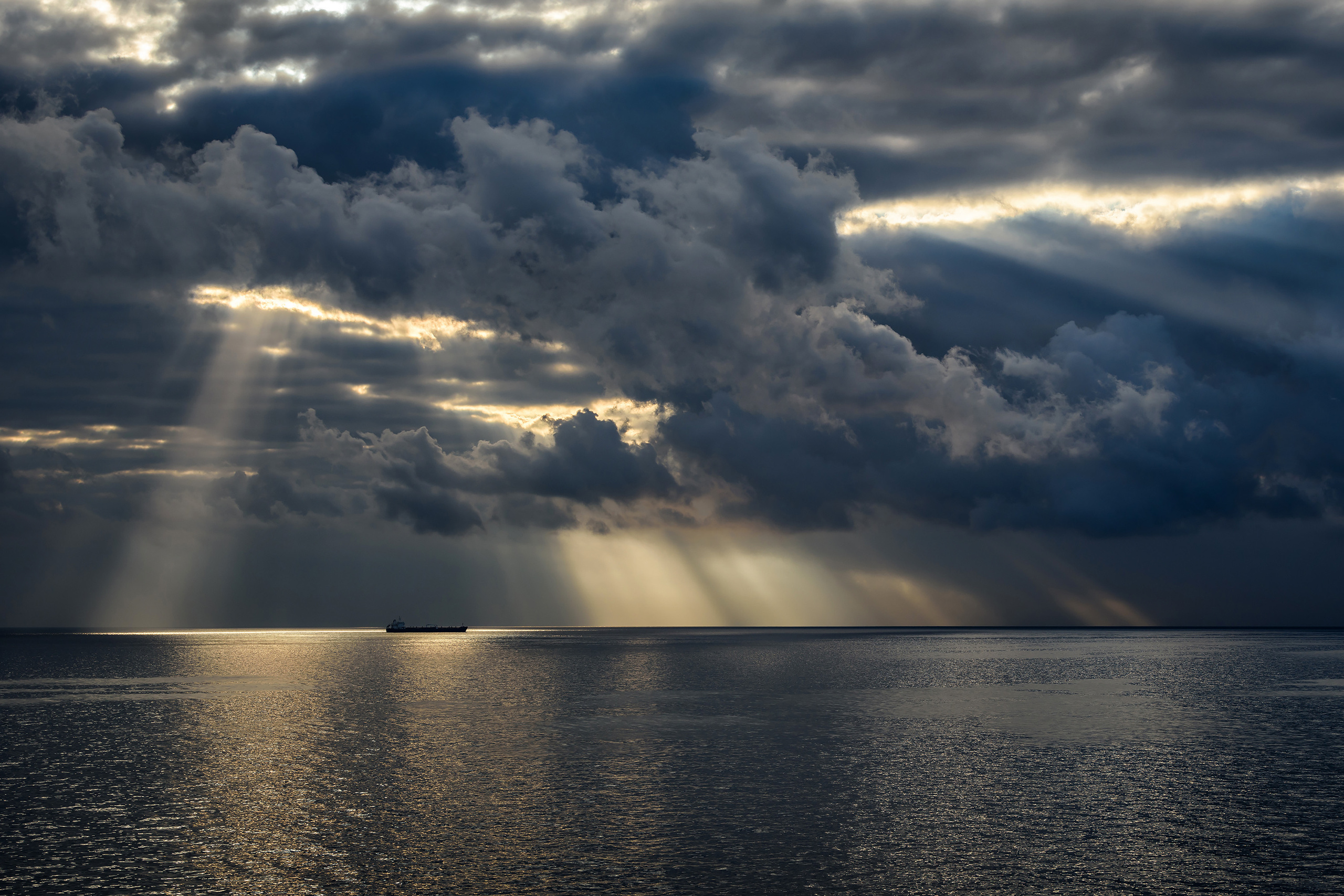Пасмурное небо с лучами сквозь облака