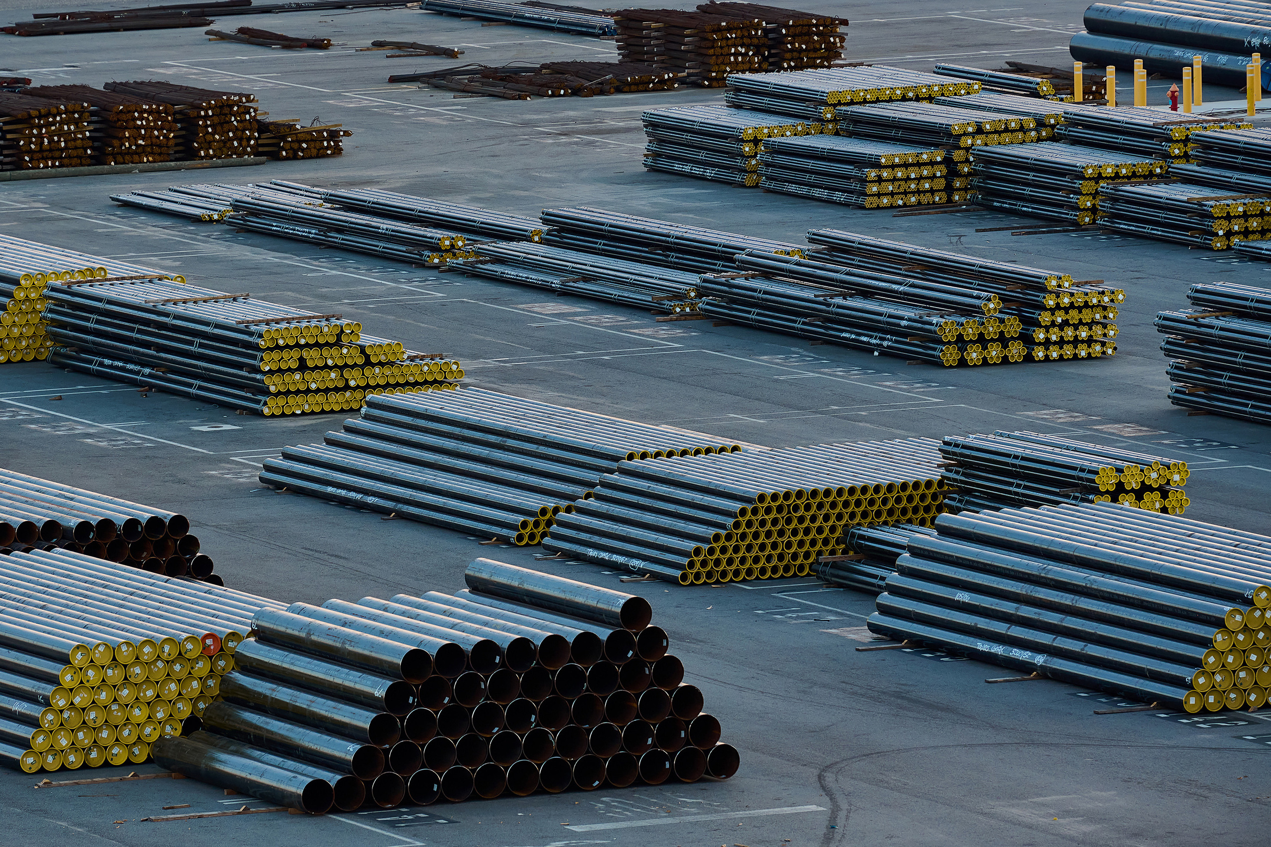 Метал, трубы, сложенные в порту