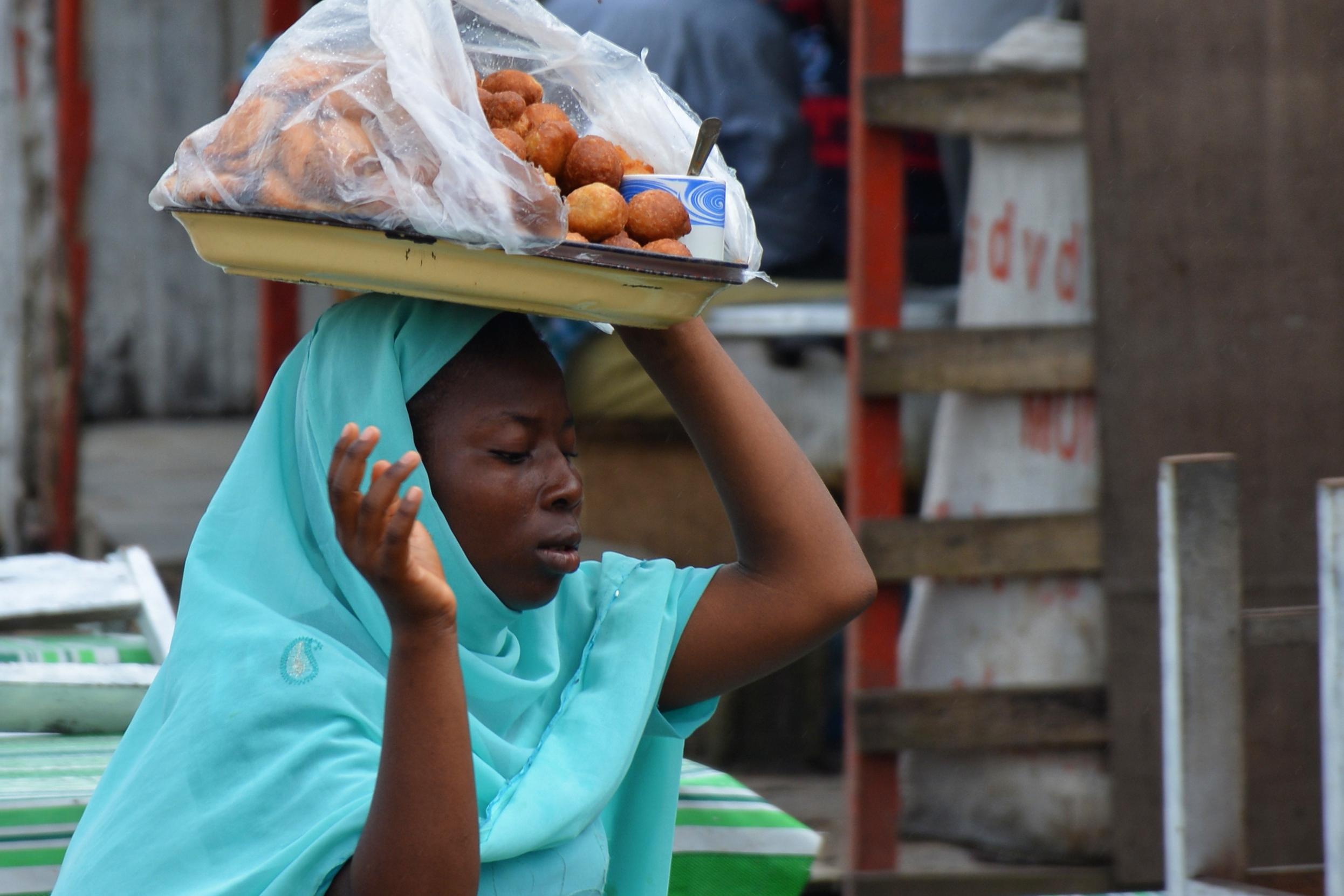 Темнокожая девушка за доставкой сладостей, Камерун, Camerun