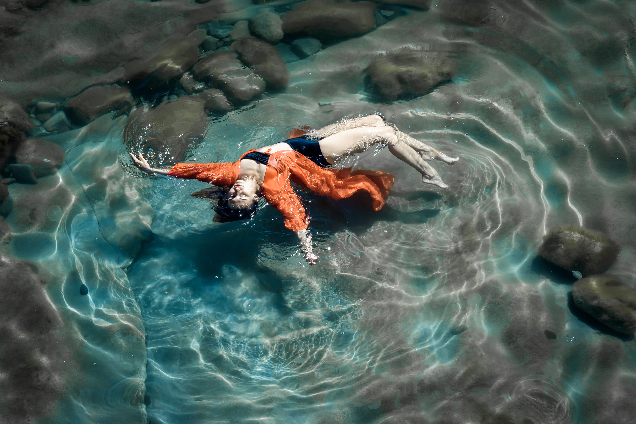 Девушка в красном на поверхности воды