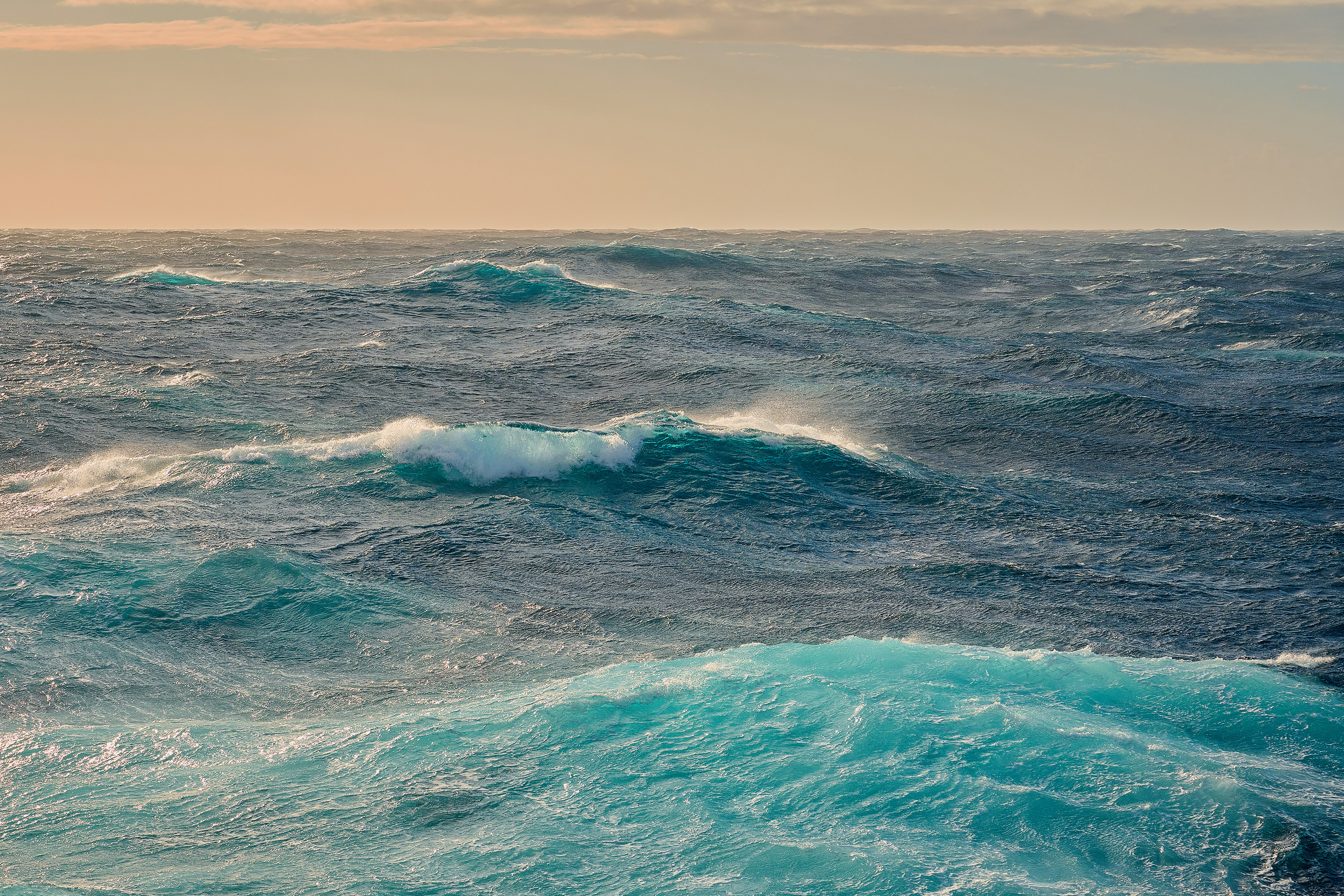 Морская волна с брызгами