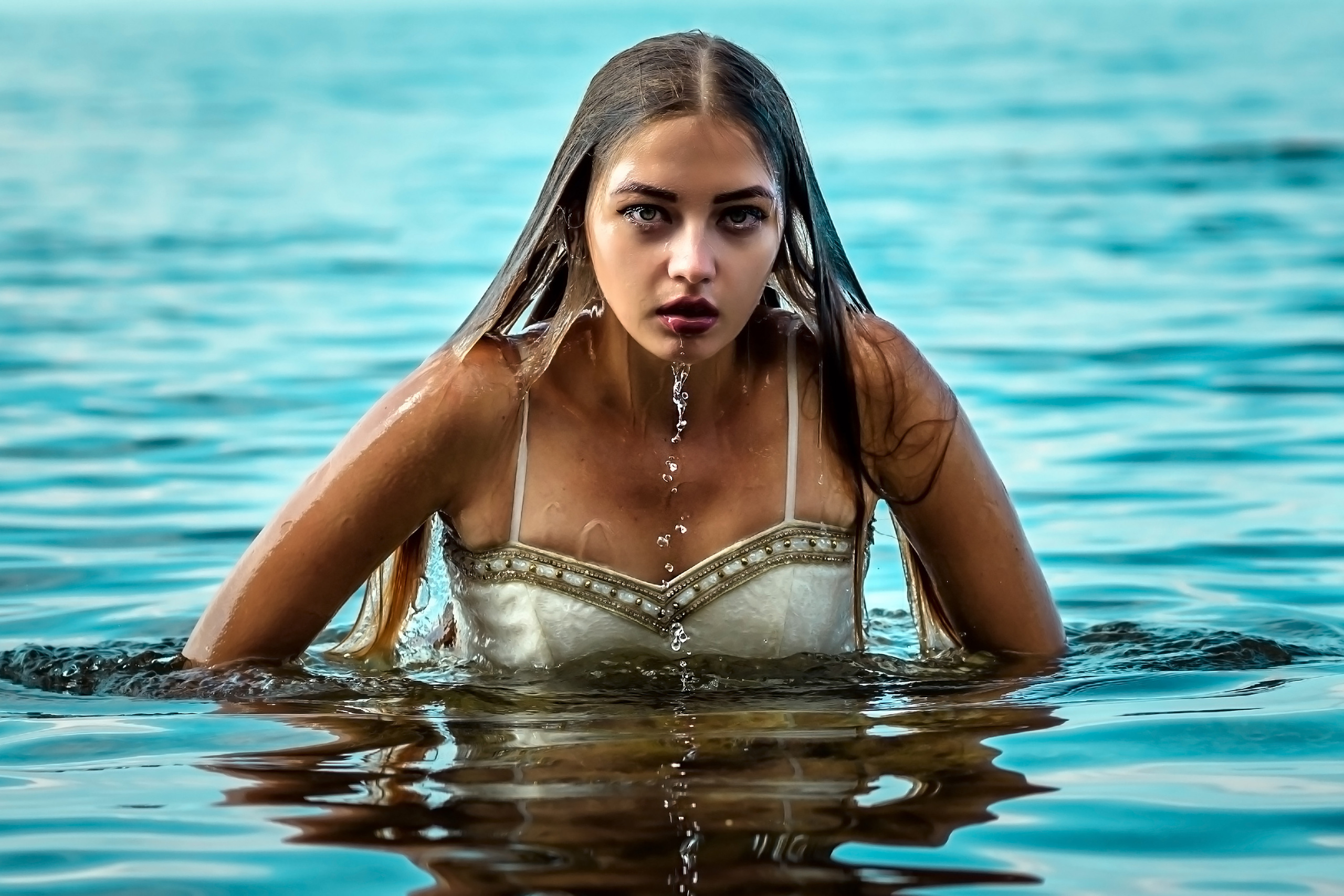 Девушка в платье, выныривающая из воды