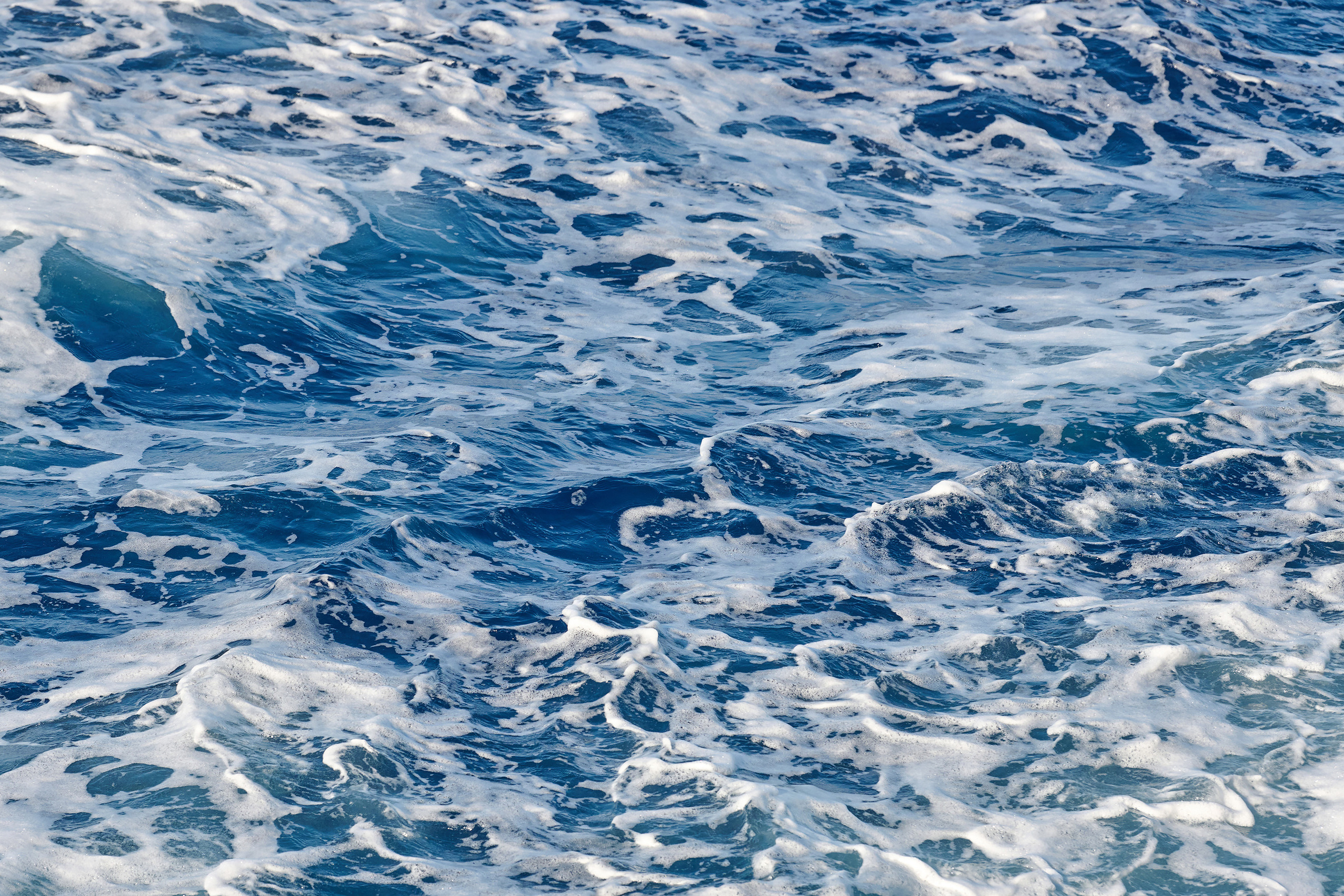 Ровная пенная поверхность моря