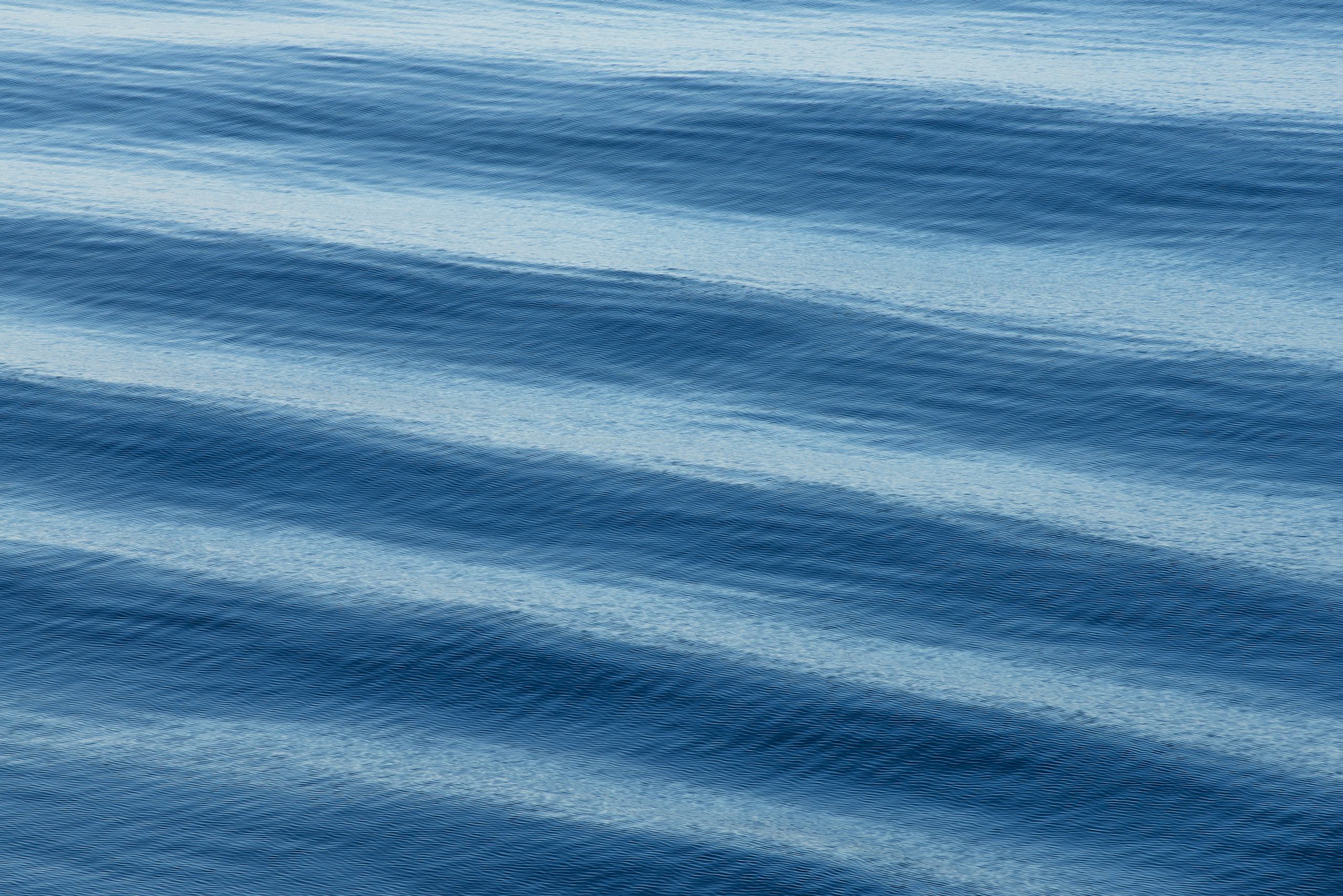 Маленькие плавные волны на поверхности моря