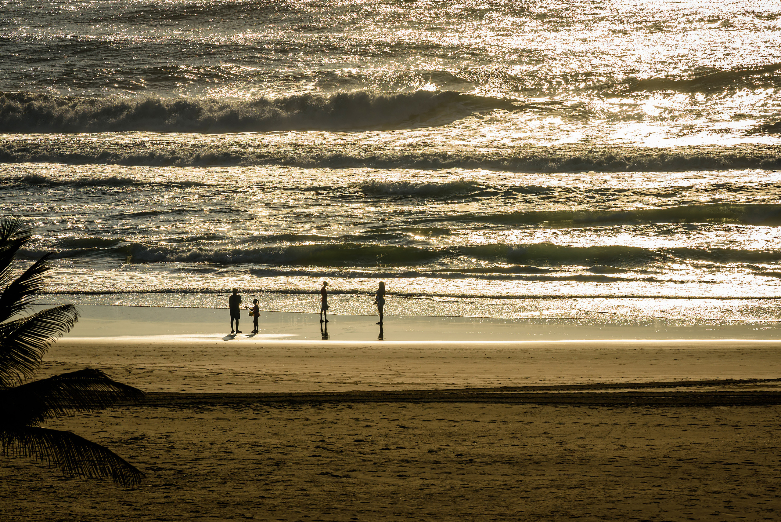 Семья на отдыхе на океанском пляже 