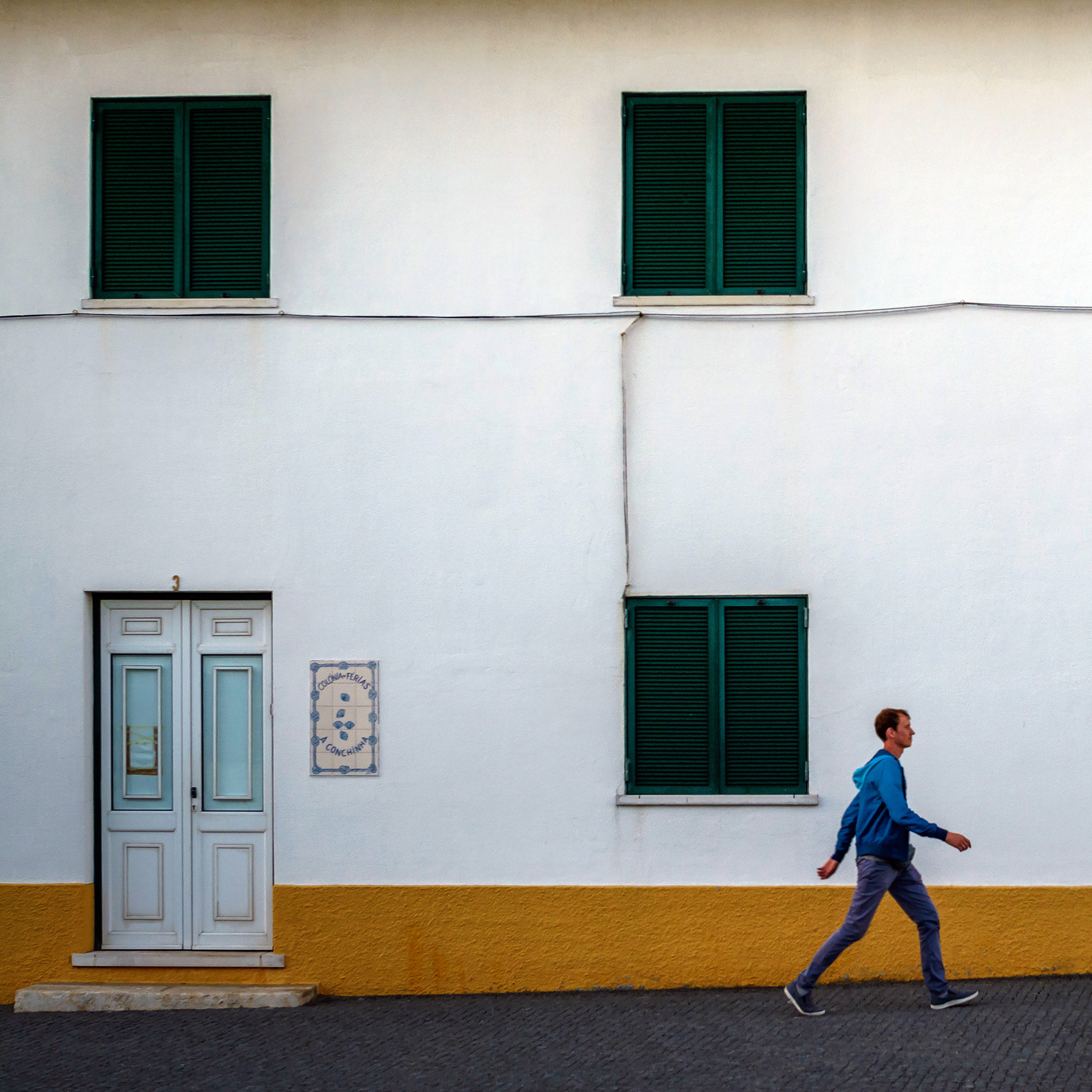 Мужчина, идущий по улице вдоль здания, Португалия, Portugal