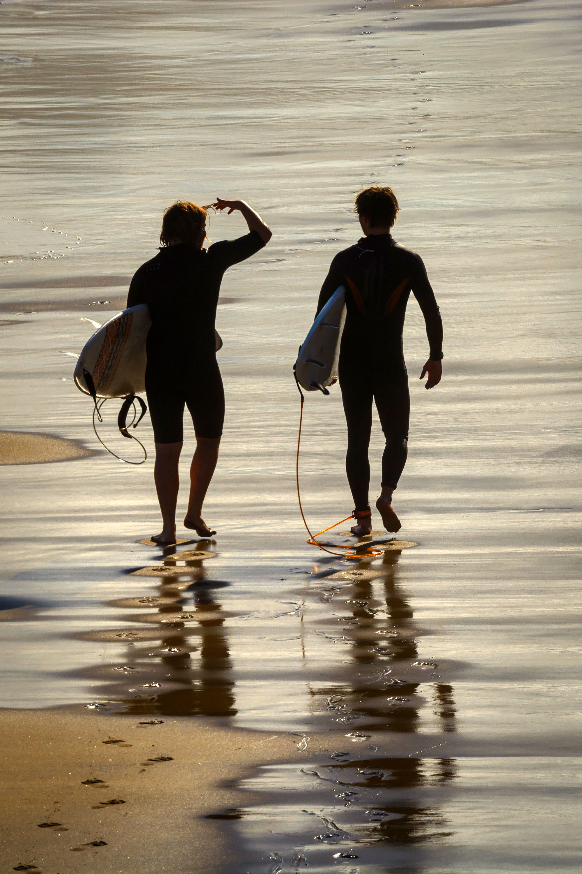 Два серфера идут по полосе прибоя, Канарские острова, Лас-Пальмас, Canarian Islands, Las-Palmas