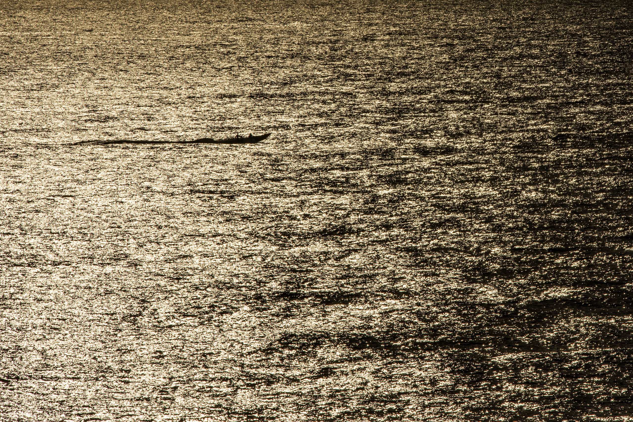 Отблески заходящего Солнца на поверхности океана