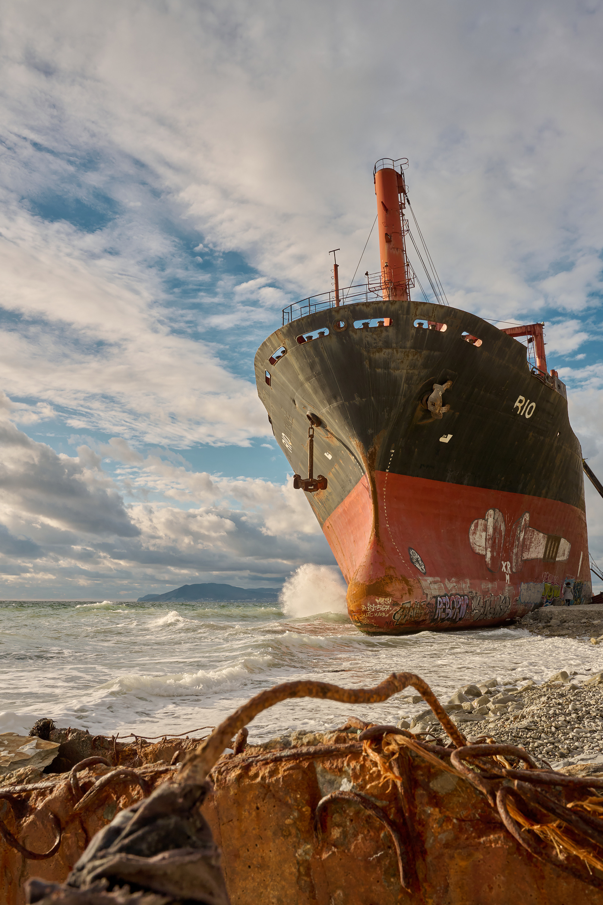 Судно на мели на фоне красивого неба