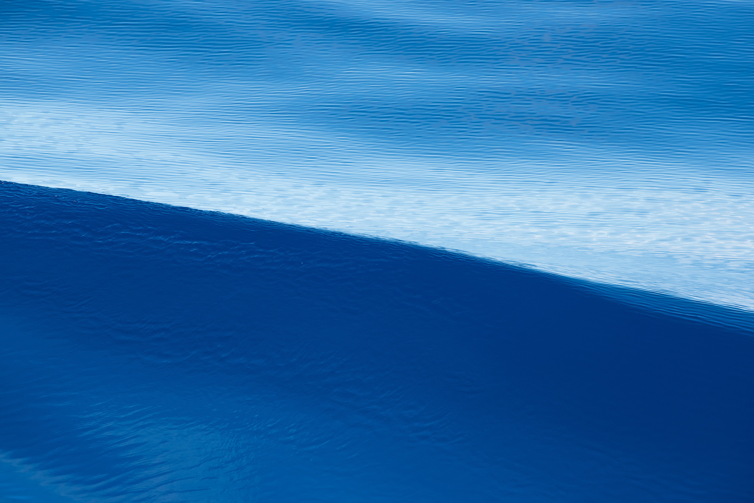 Легкая волна на гладкой поверхности