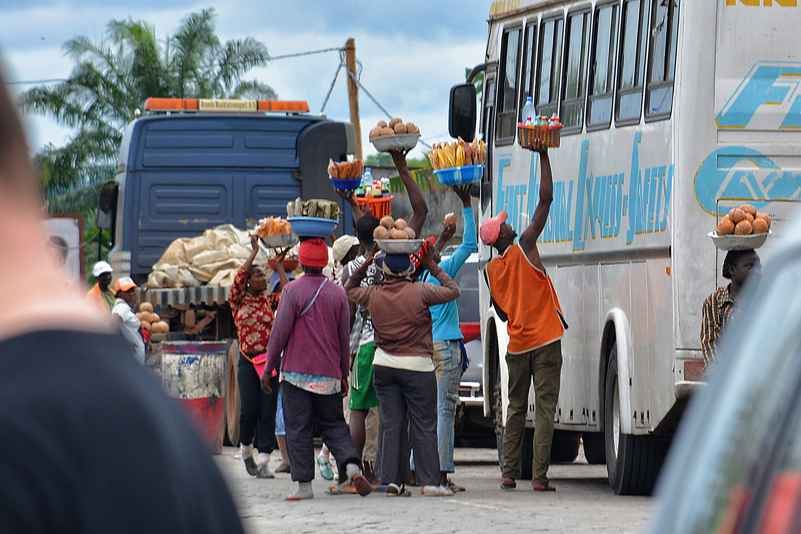 Придорожные продавцы еды на автобусной остановке, Камерун, Camerun