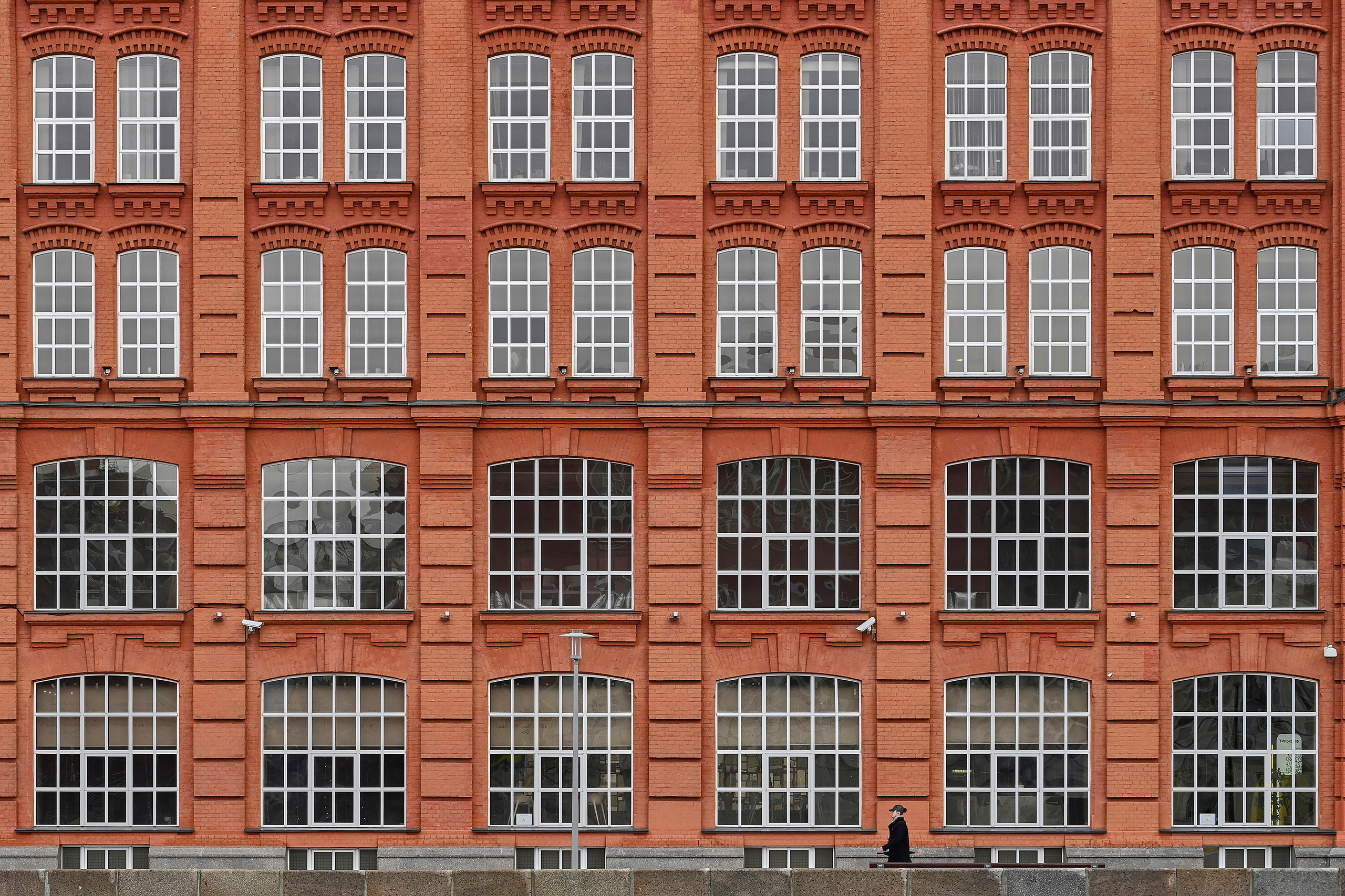 Фон из кирпичного здания с окнами